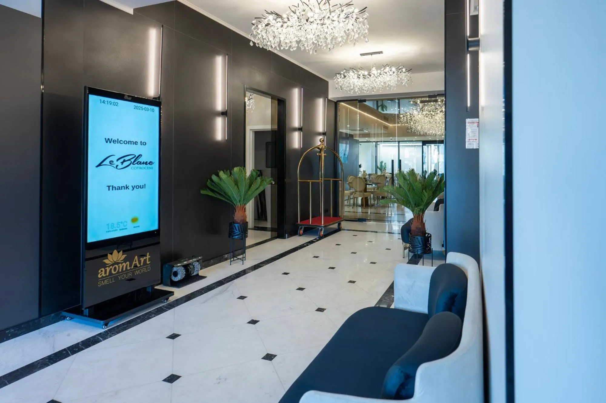 Communal lounge/ TV room in Le Blanc Cotroceni Hotel