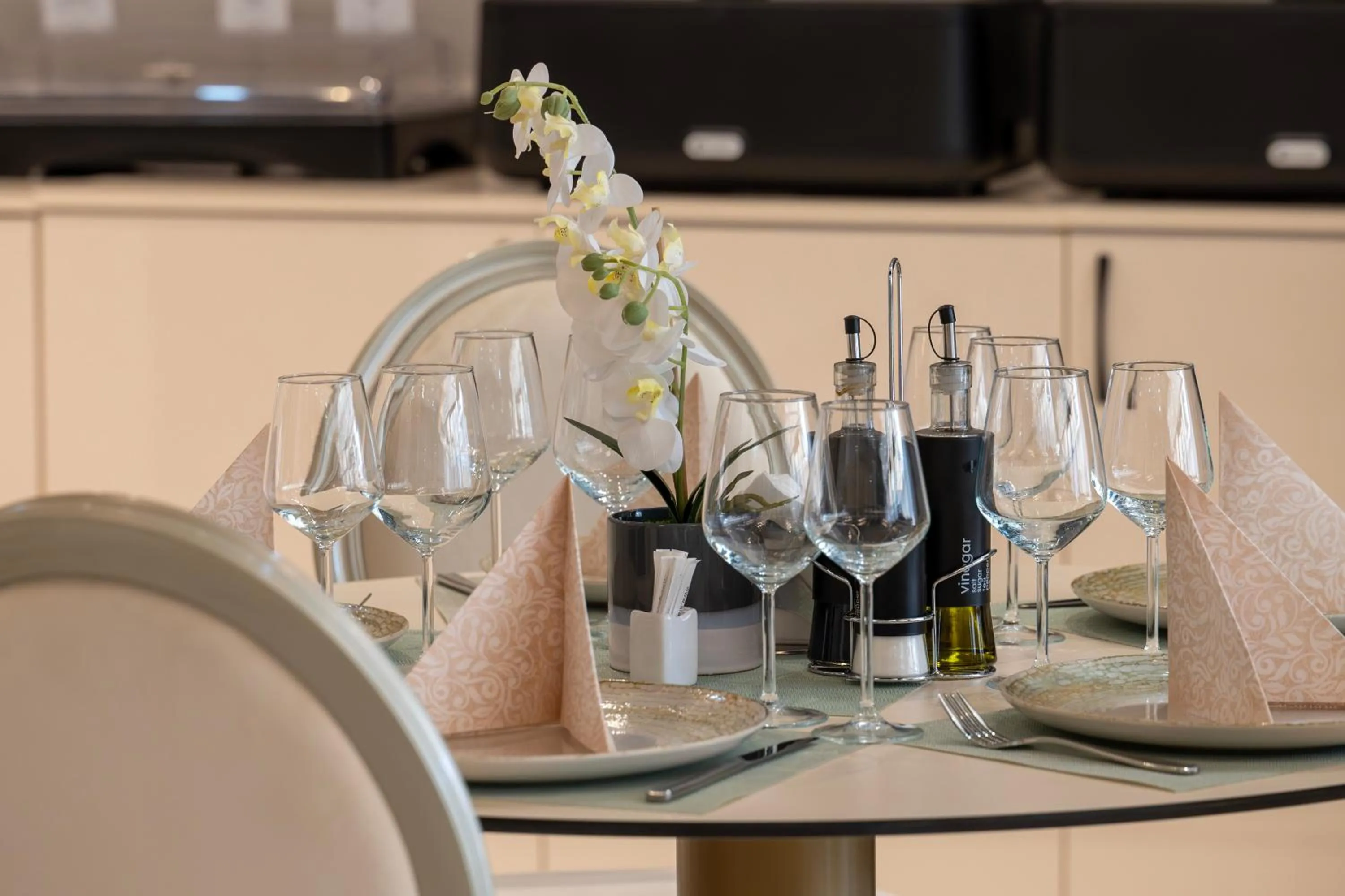 Restaurant/places to eat in Le Blanc Cotroceni Hotel