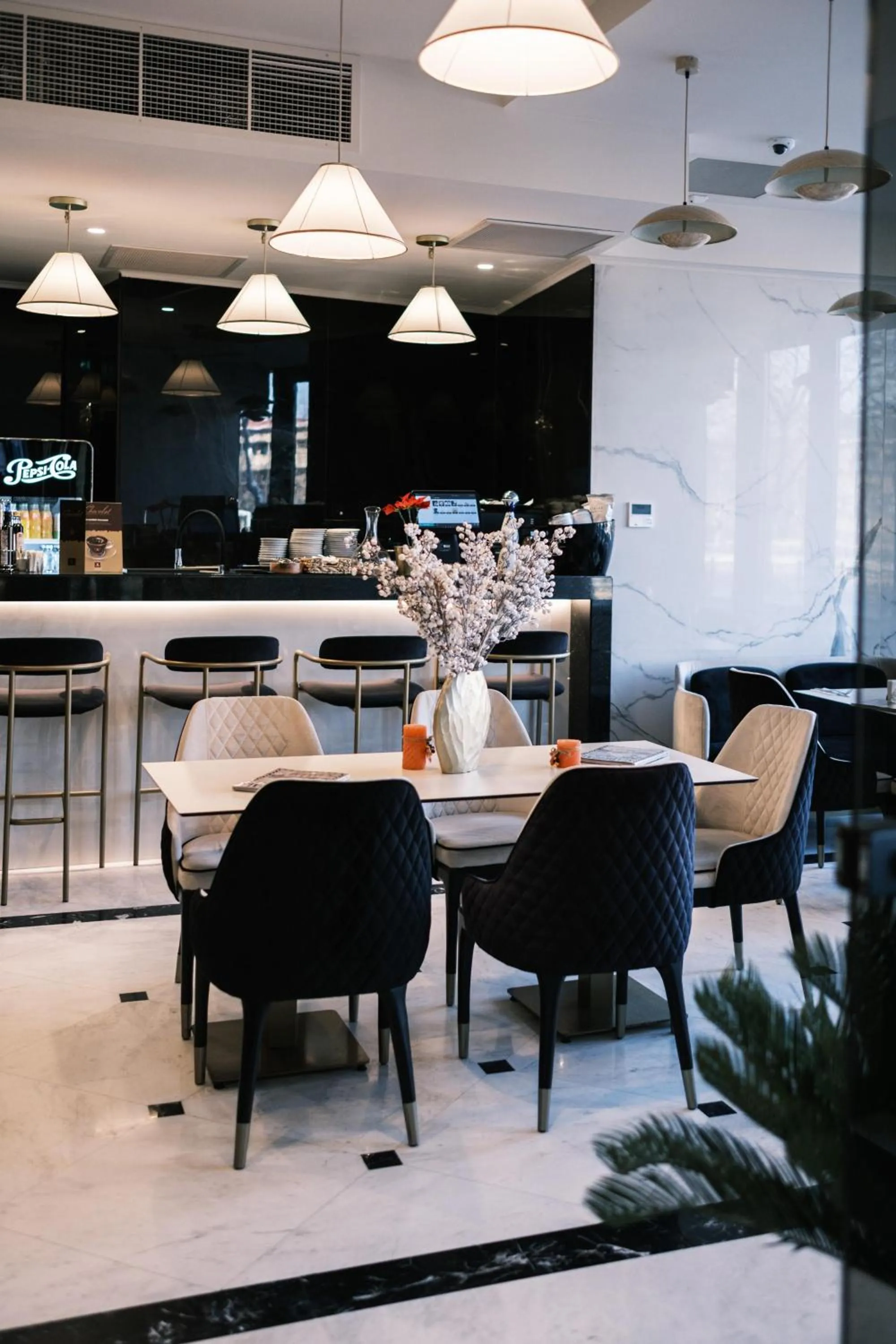 Restaurant/places to eat in Le Blanc Cotroceni Hotel