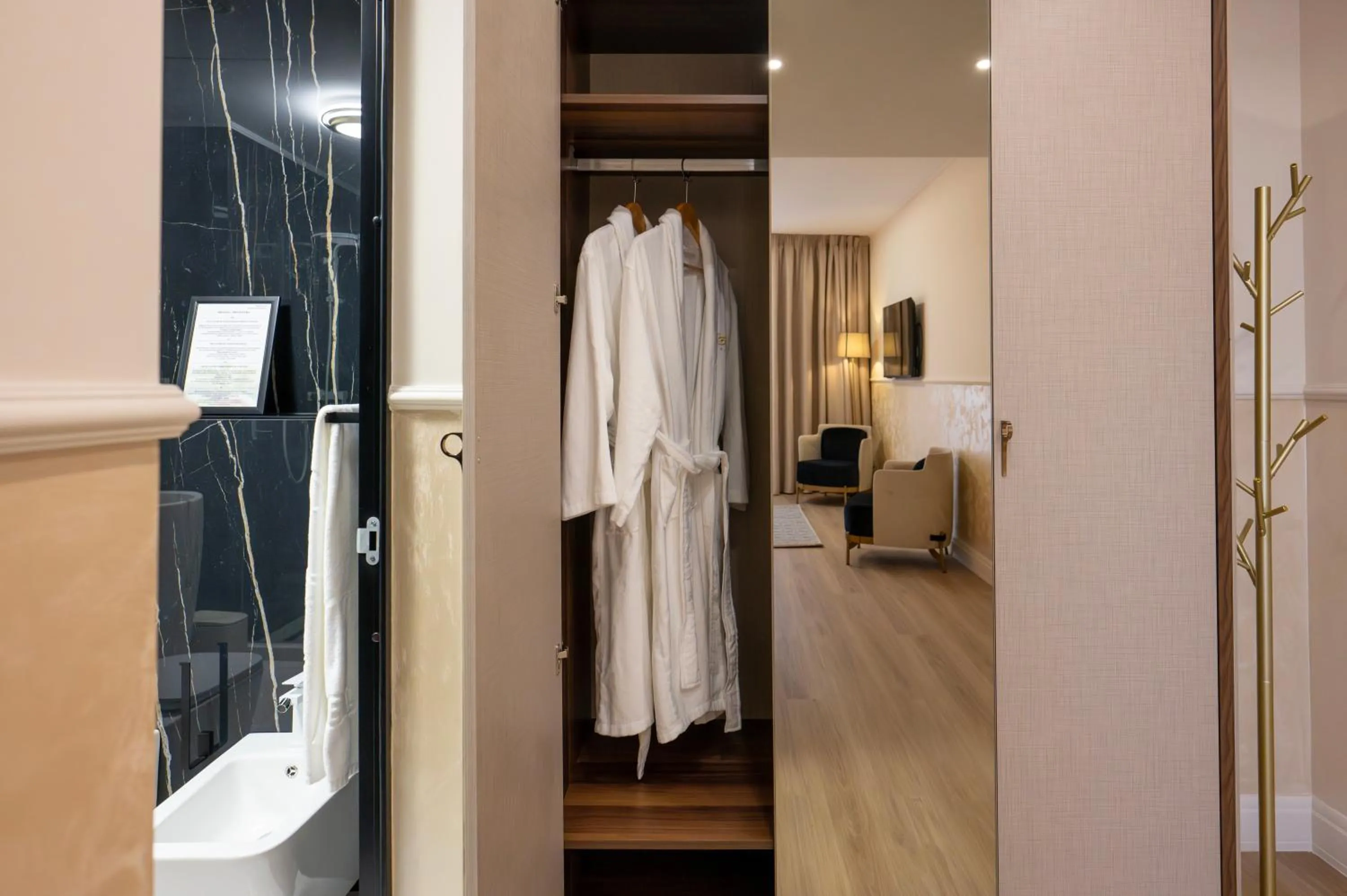 Photo of the whole room in Le Blanc Cotroceni Hotel