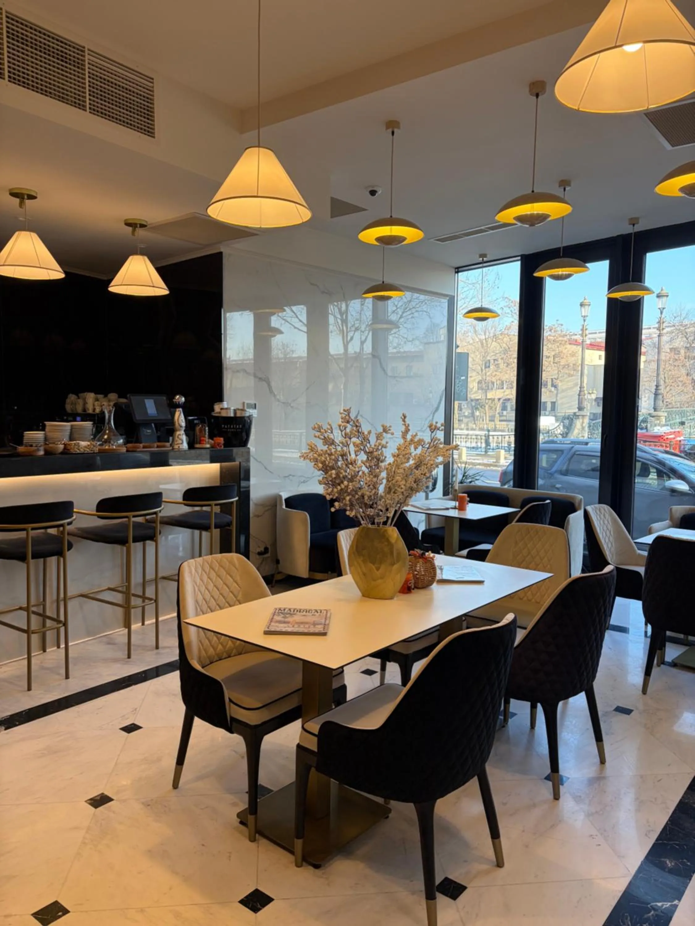 Restaurant/places to eat in Le Blanc Cotroceni Hotel