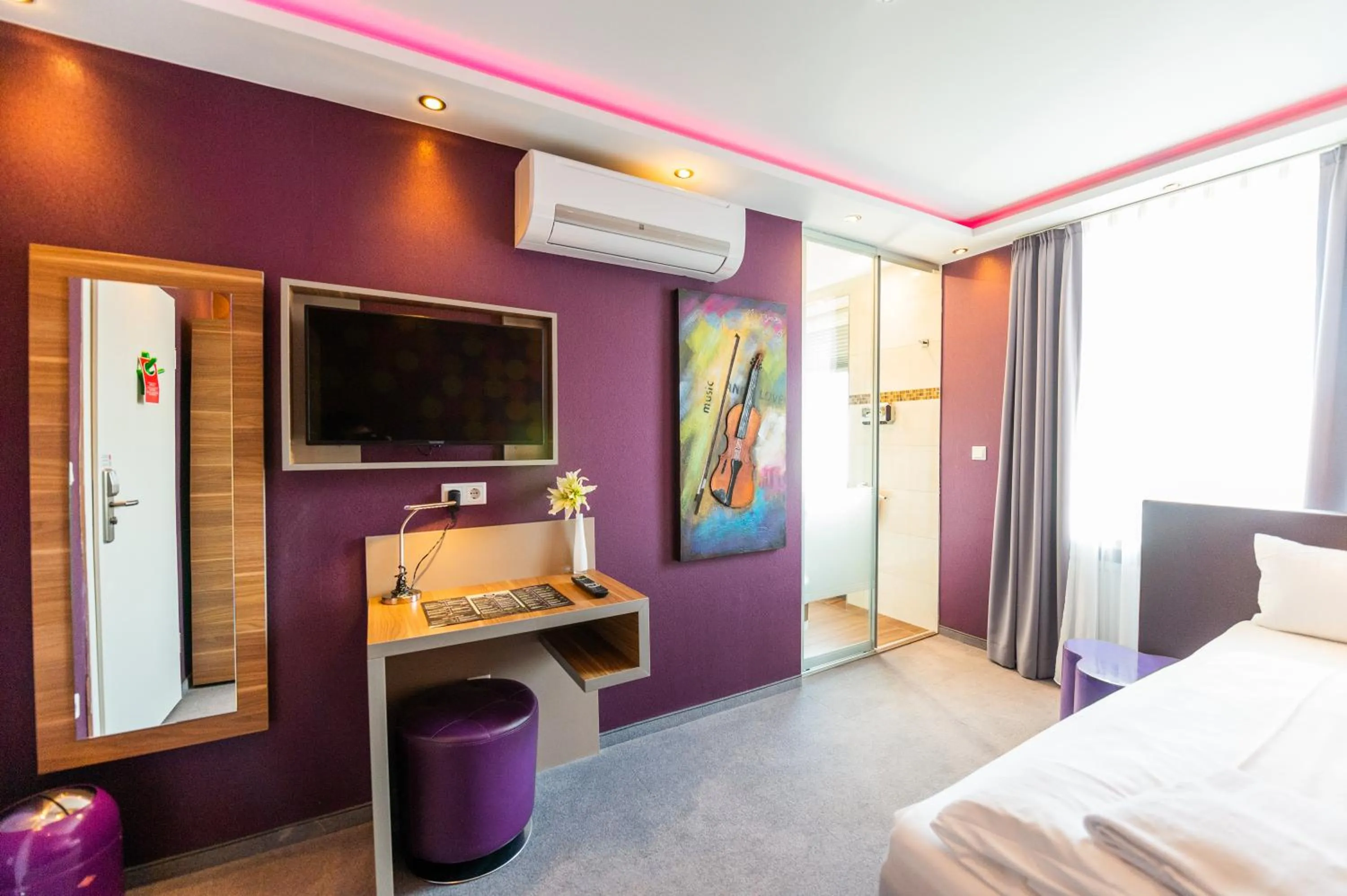 Shower, Bed in Stay-Inn Bielefeld Zentrum