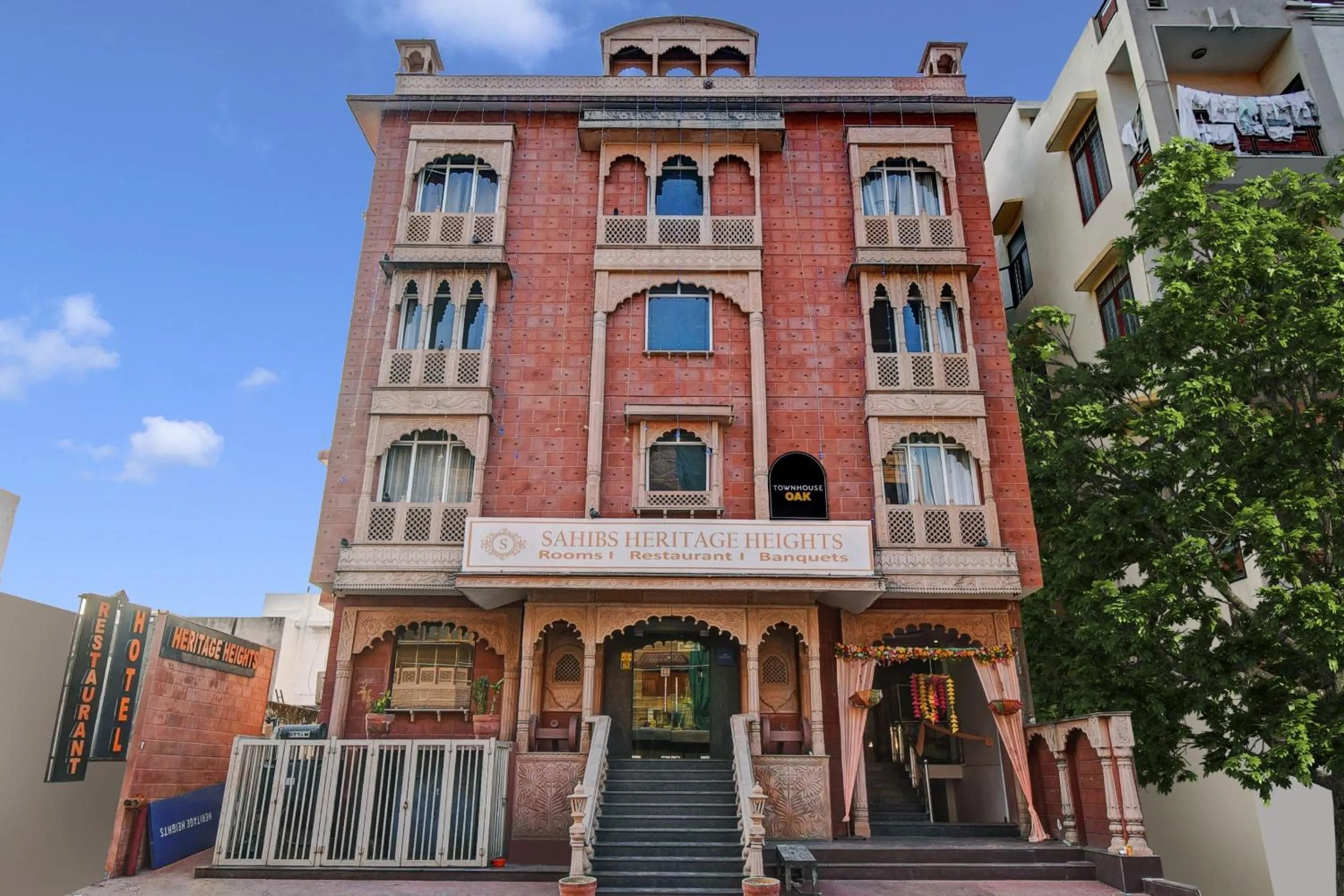 Property building in Townhouse OAK HOTEL Heritage Heights