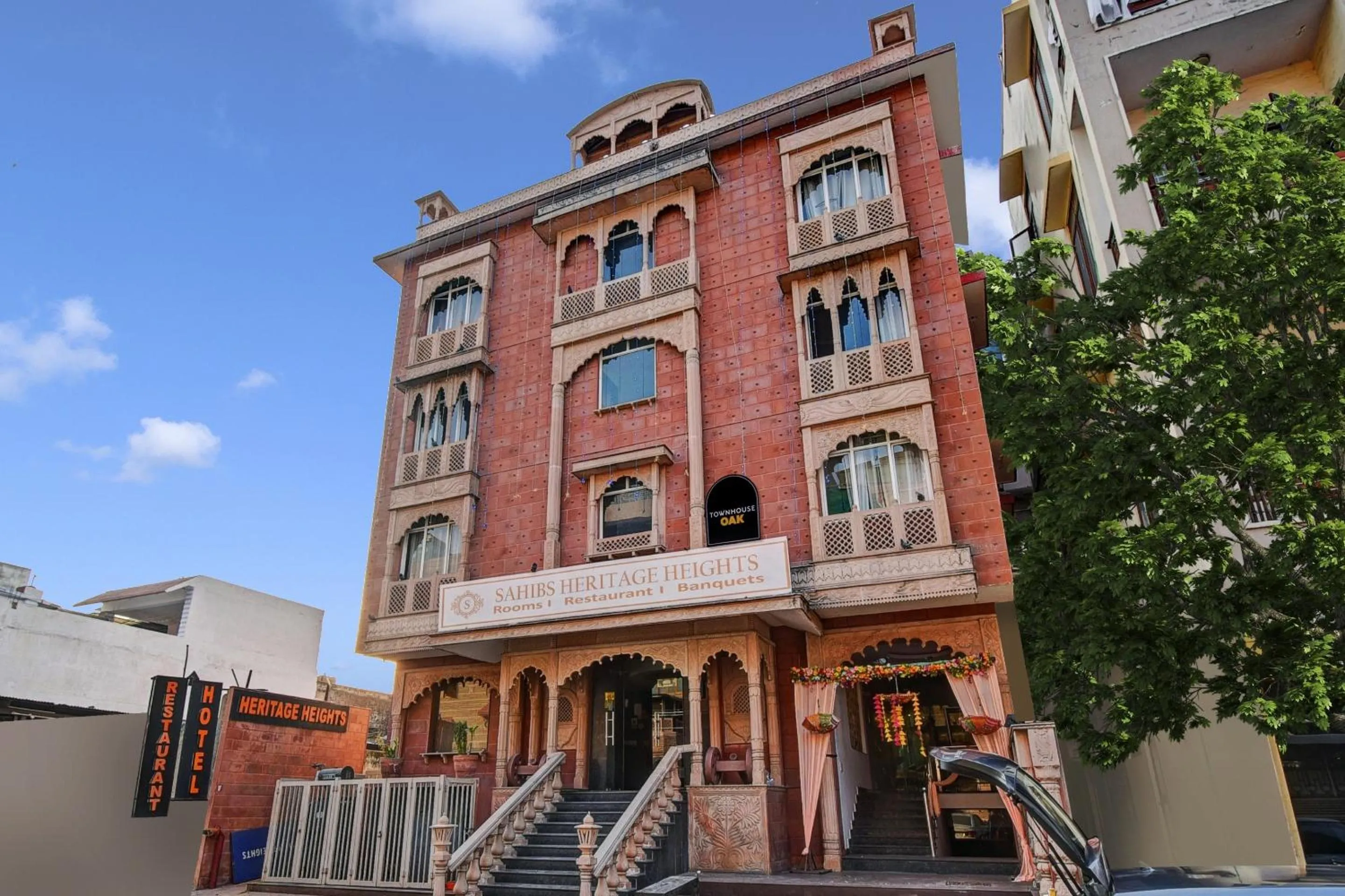Property building in Townhouse OAK HOTEL Heritage Heights