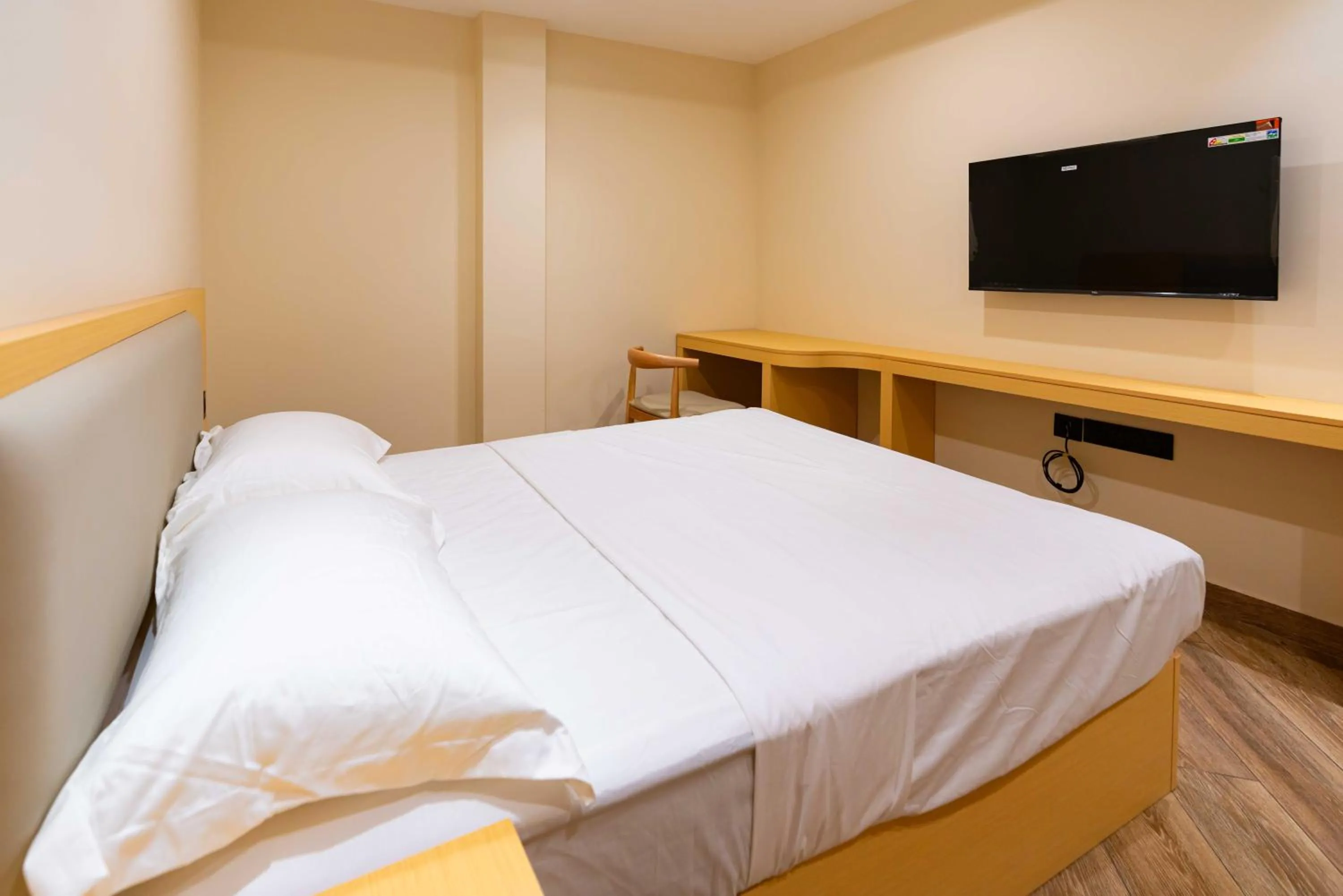 Bed in The Paradise International Hotel