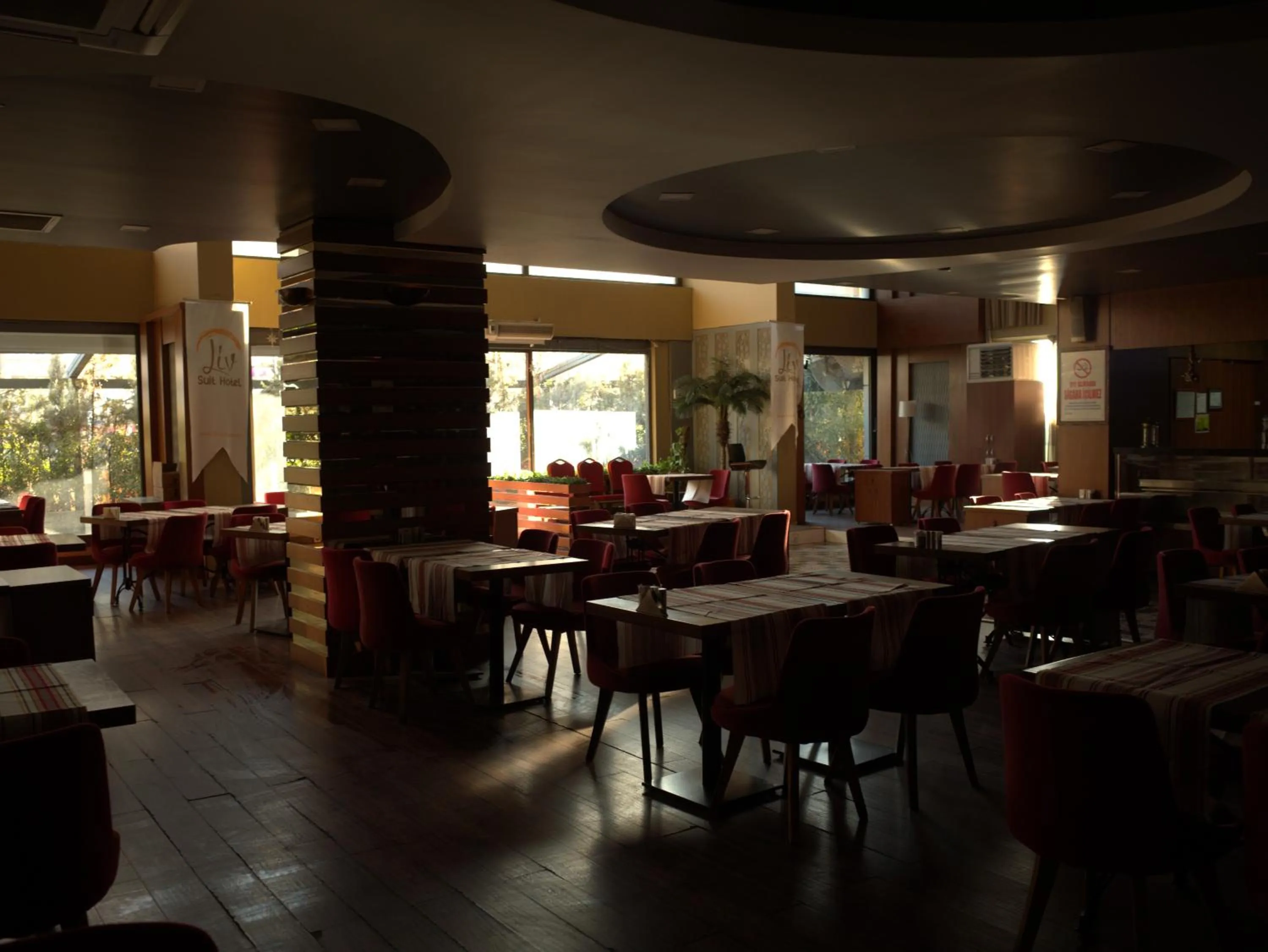 Restaurant/places to eat in Liv Suit Hotel