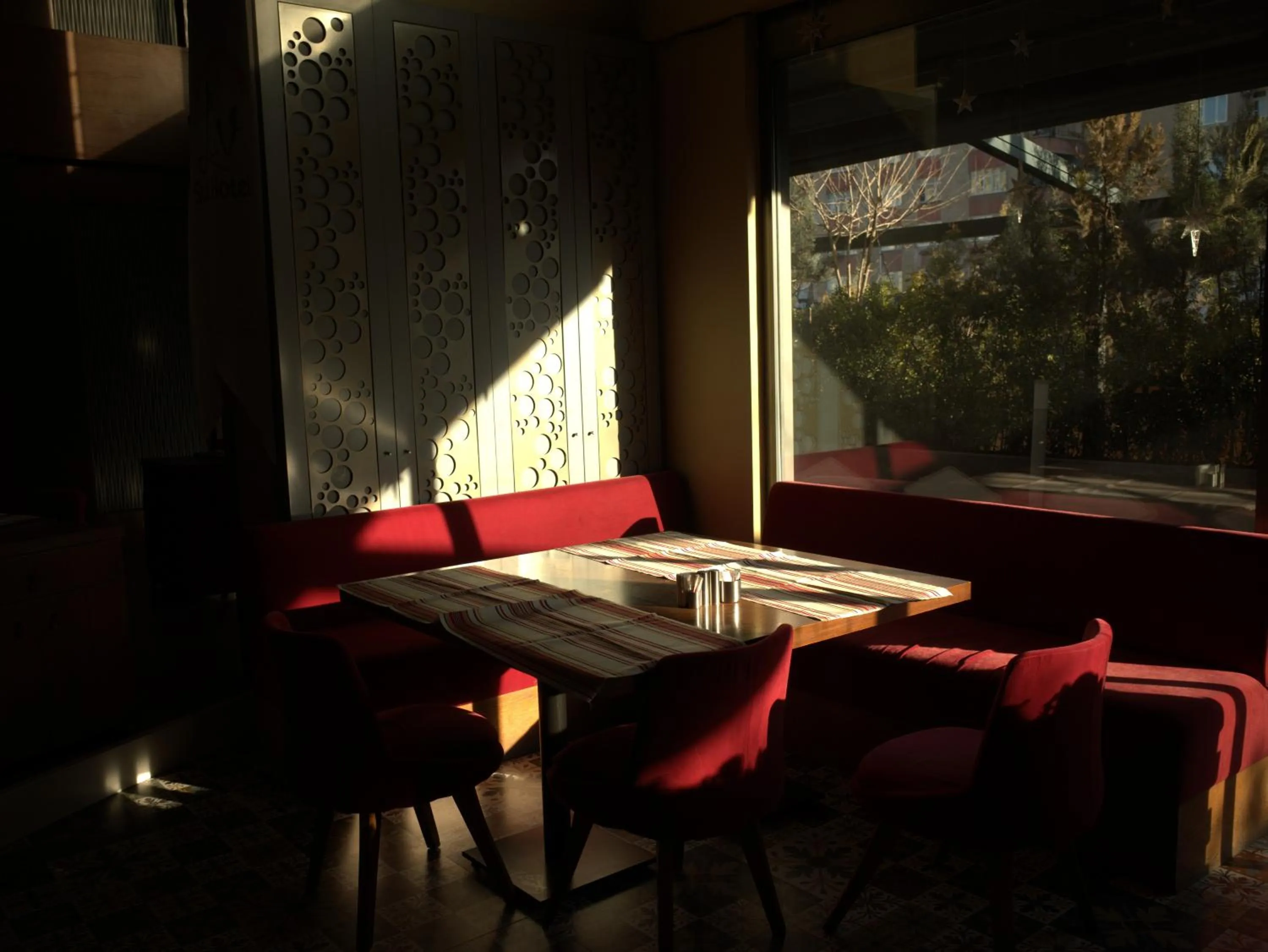 Restaurant/places to eat in Liv Suit Hotel