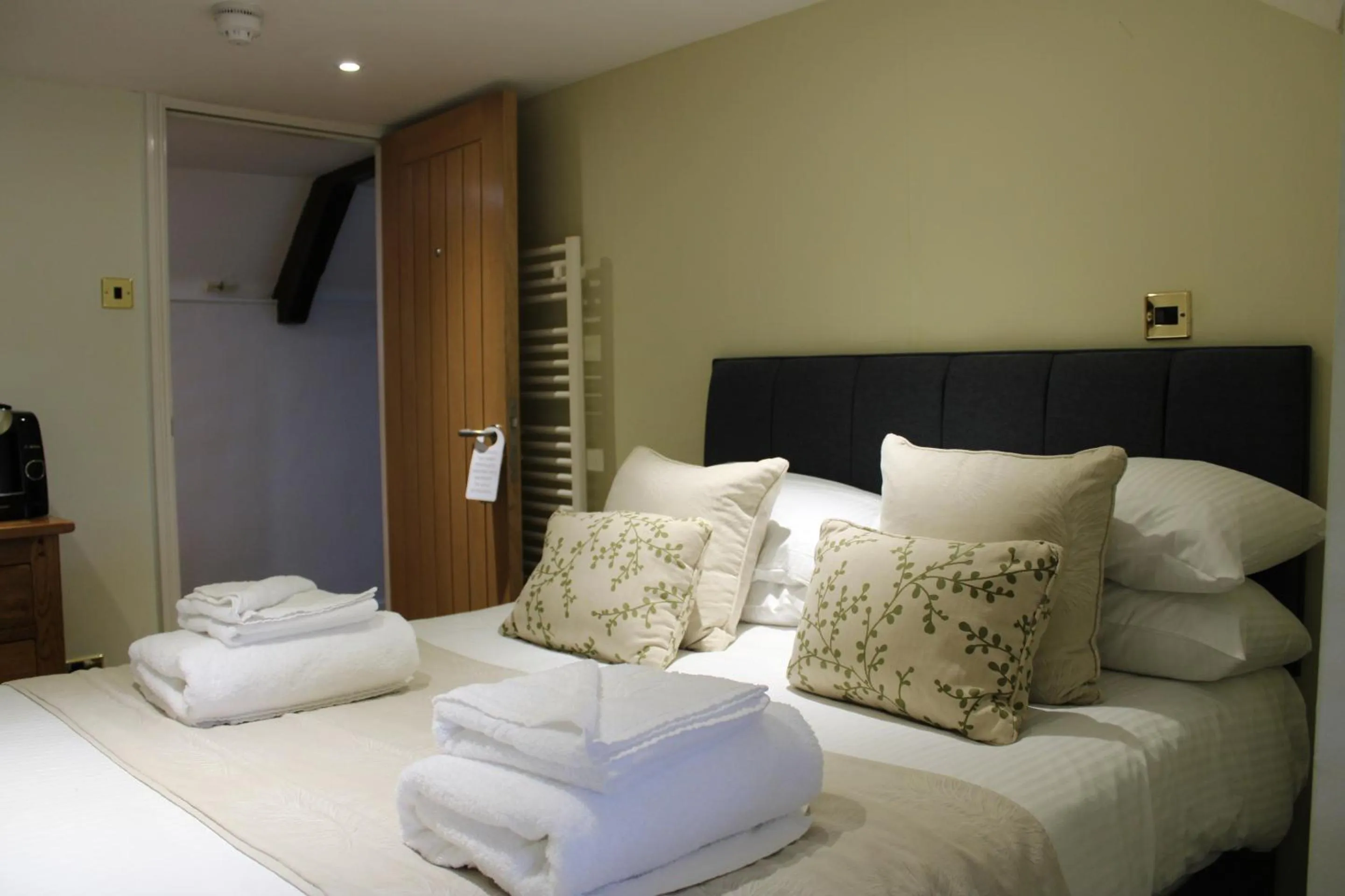 Bedroom, Bed in The Chequers Inn