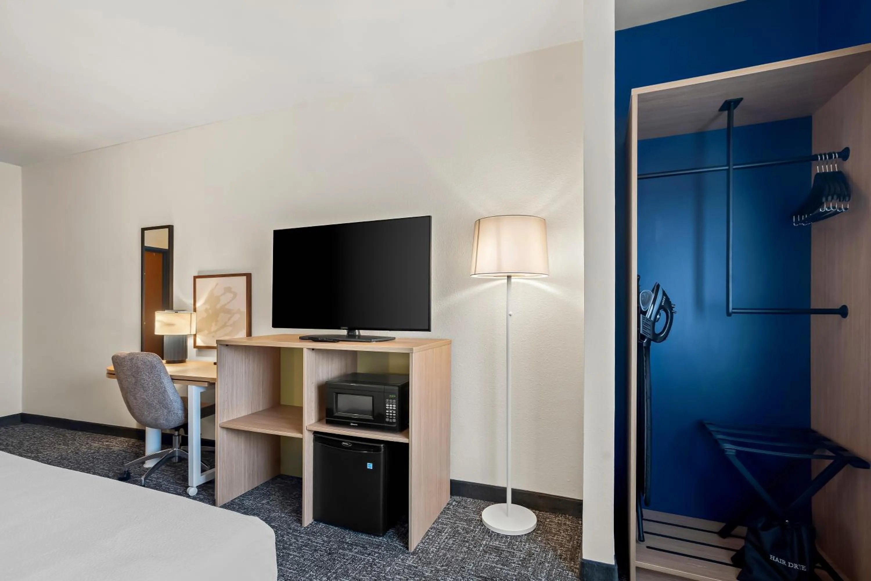 hair dresser, Bed in Spark By Hilton Moline Quad Cities