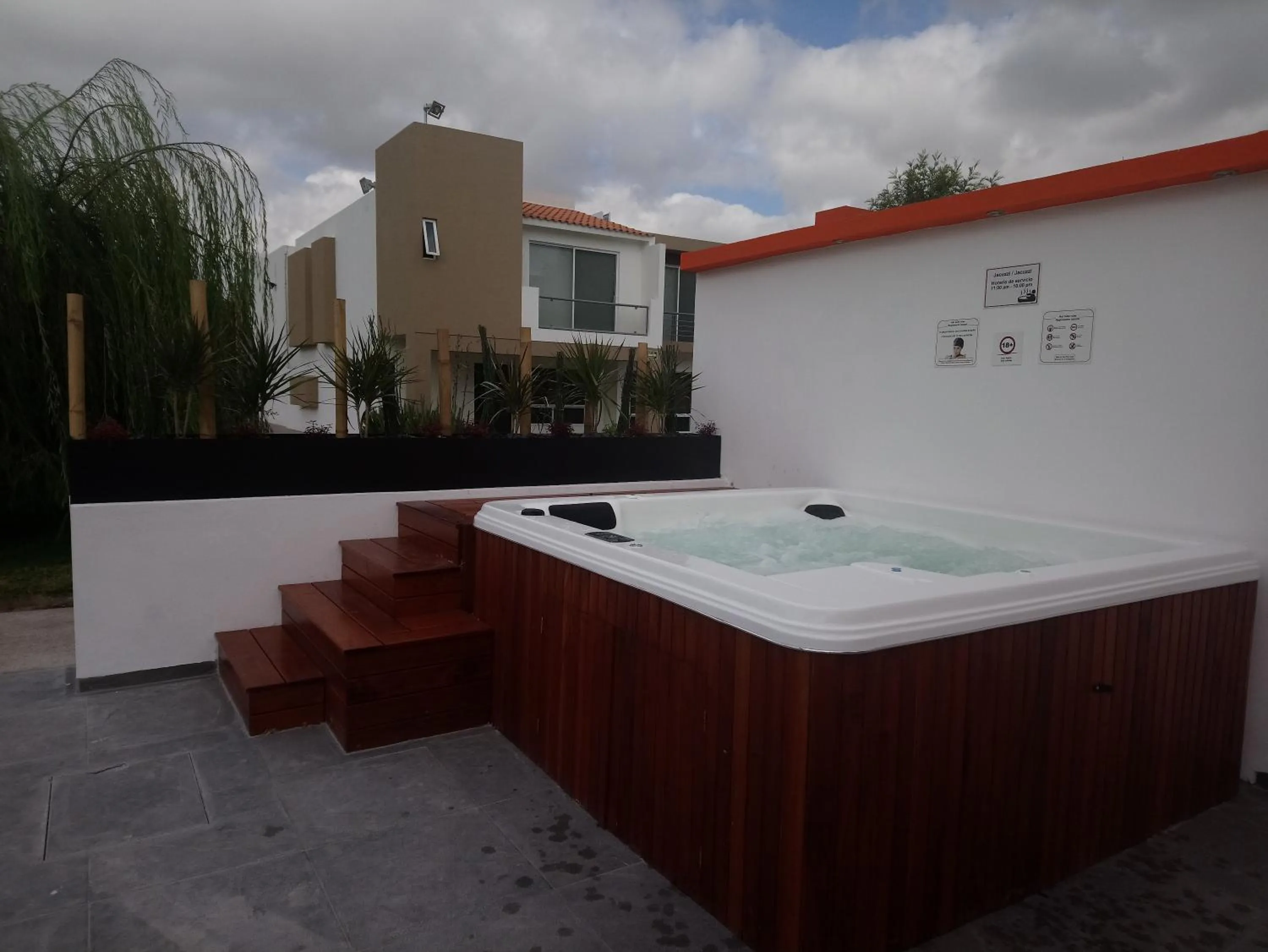 Hot Tub in Redwood Villas Zona Industrial San Luis Potosi