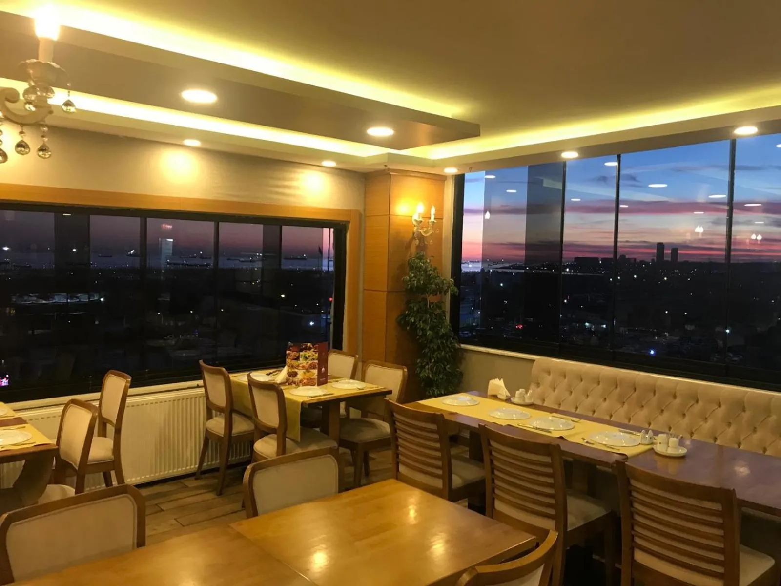 Restaurant/places to eat in Marmara Place Old City Hotel