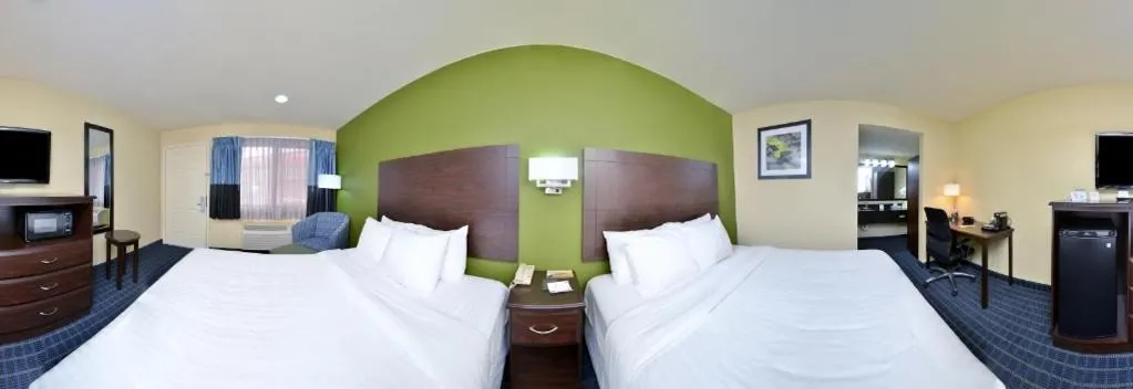 Photo of the whole room, Bed in Quality Inn Needles