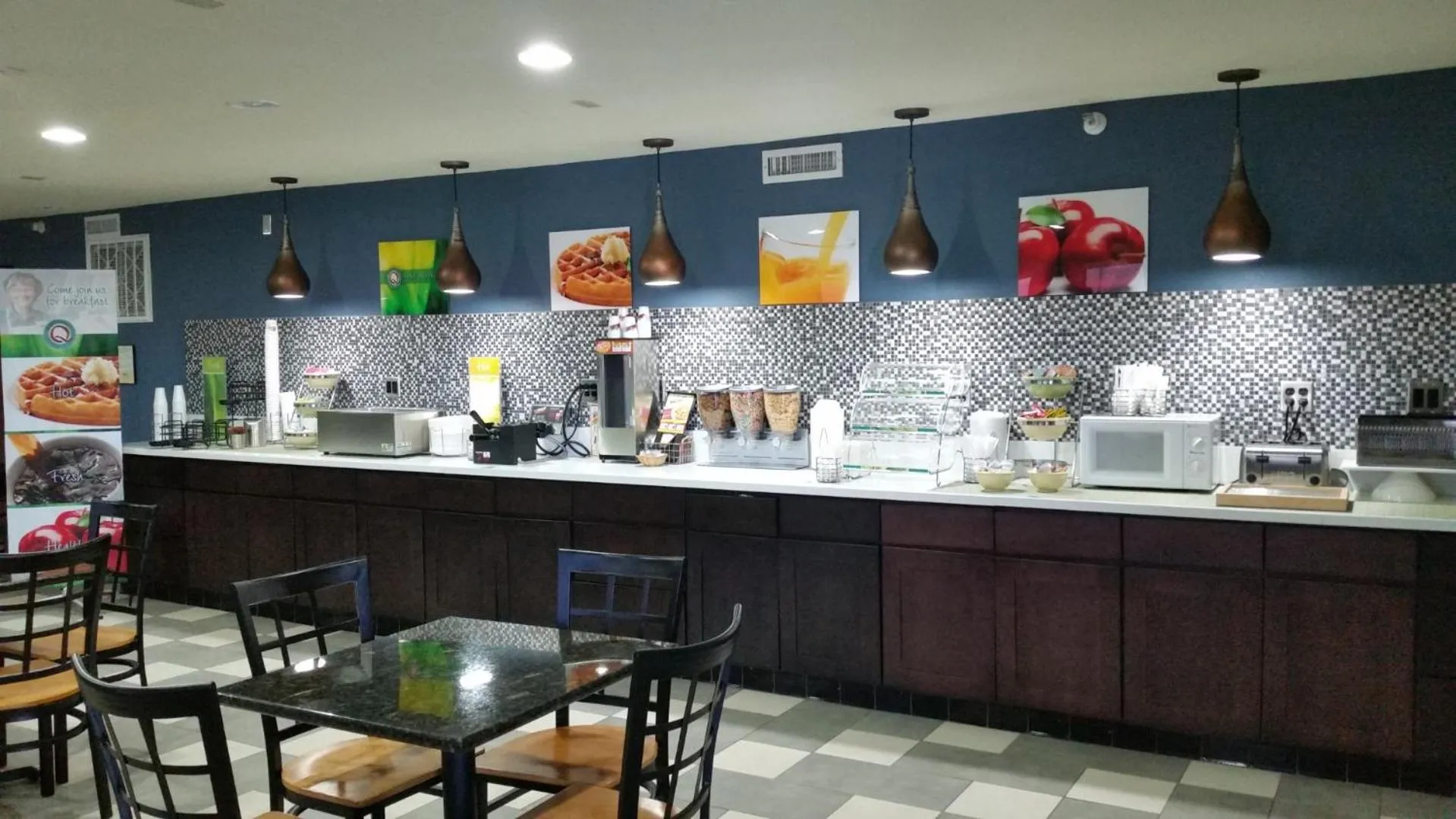 Buffet breakfast in Quality Inn Needles