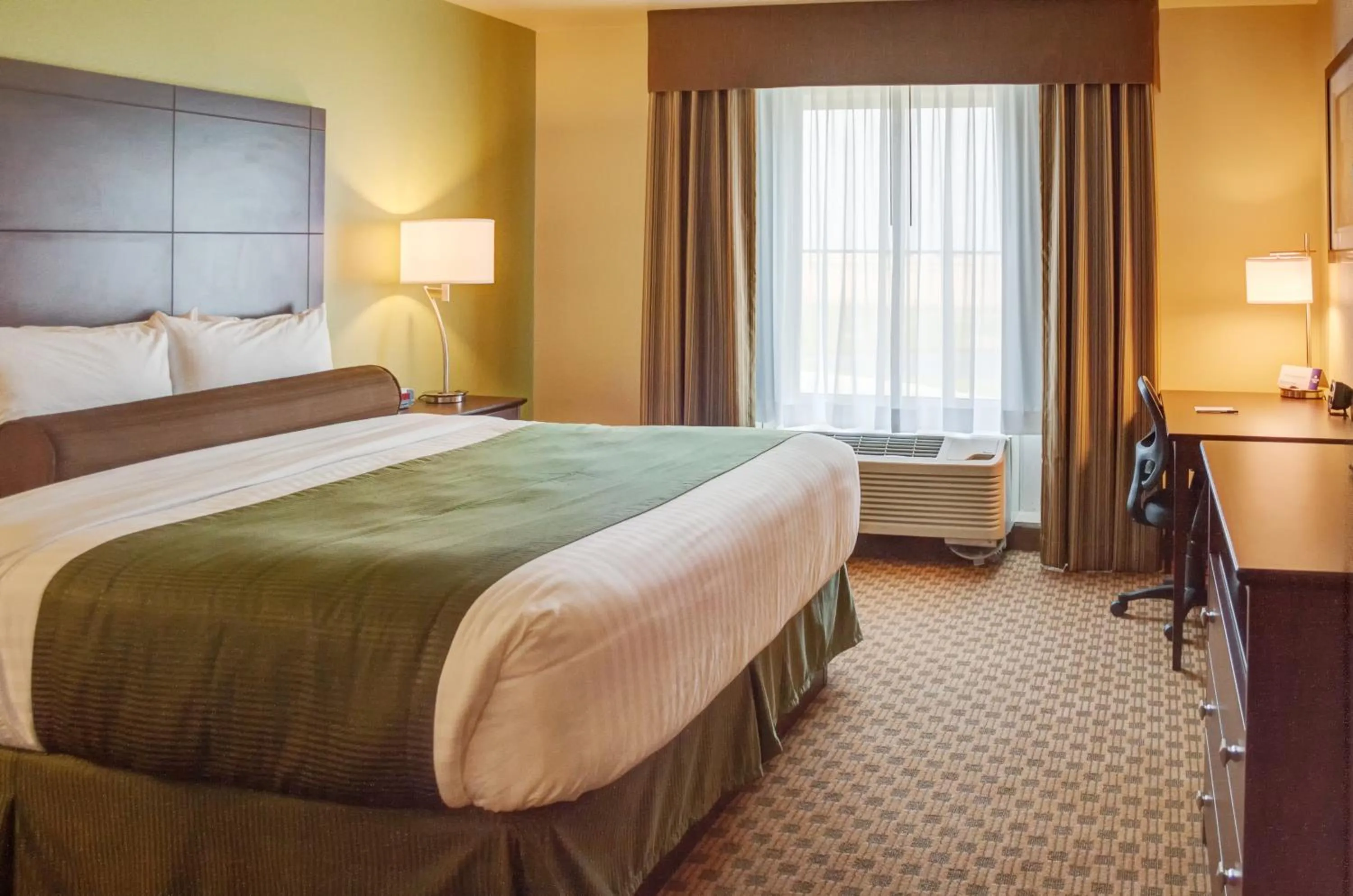 Bedroom, Bed in Cobblestone Inn & Suites - Waverly