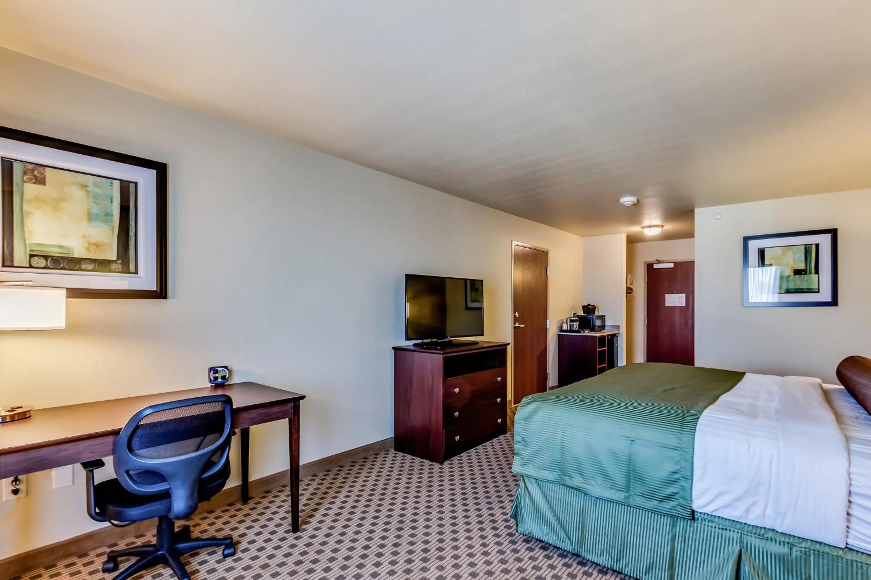 Bed in Cobblestone Inn & Suites - Waverly