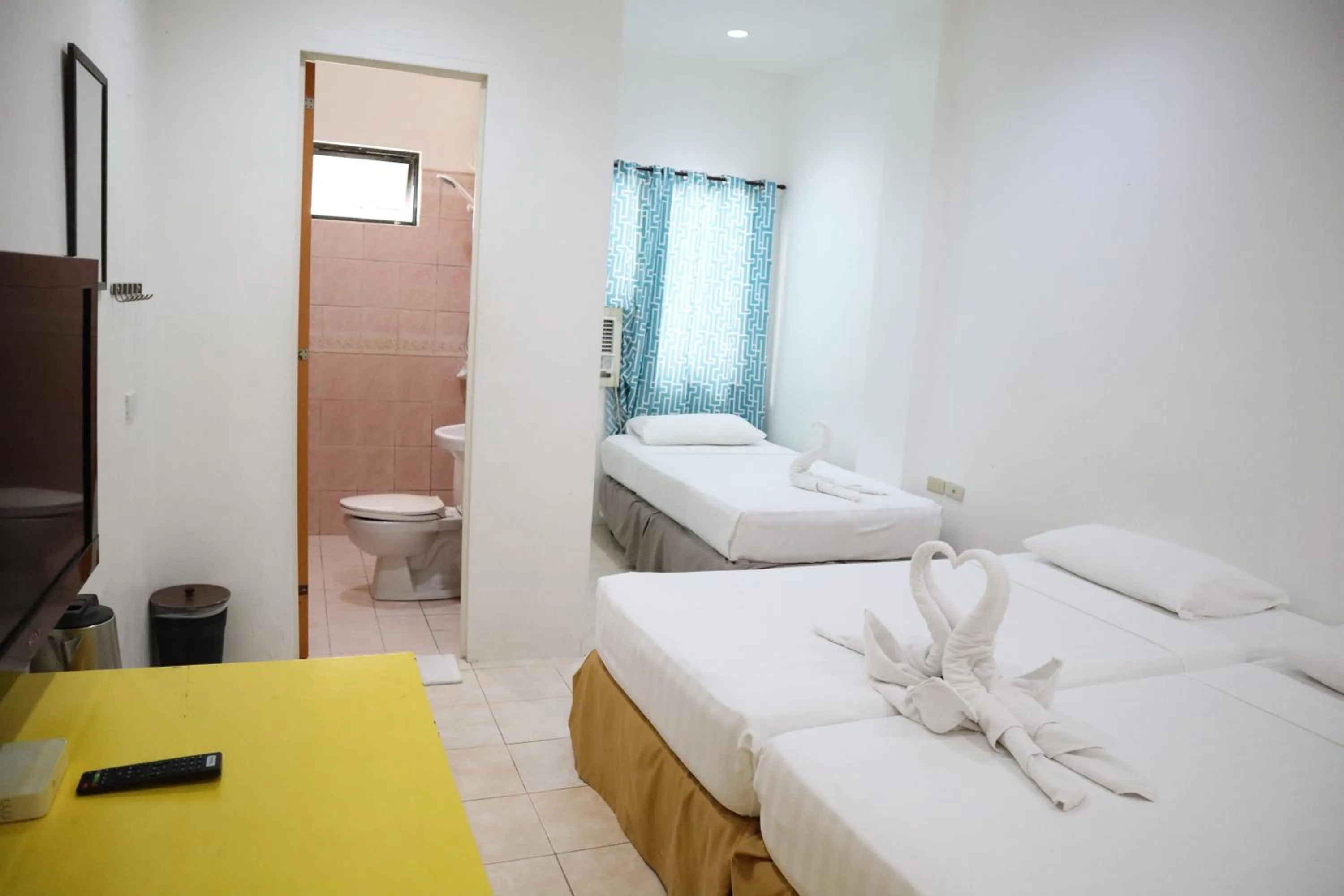 View (from property/room), Bed in Island Inn