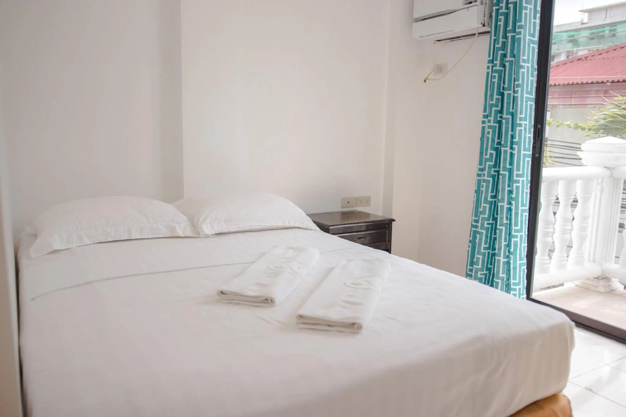 Bedroom, Bed in Island Inn