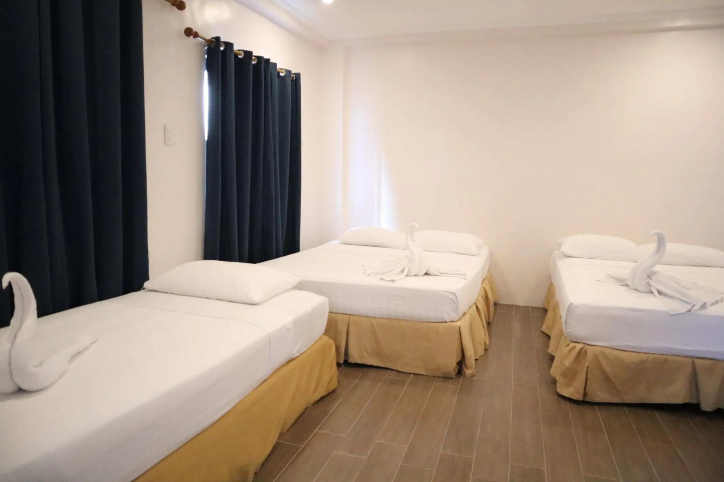 Bedroom, Bed in Island Inn