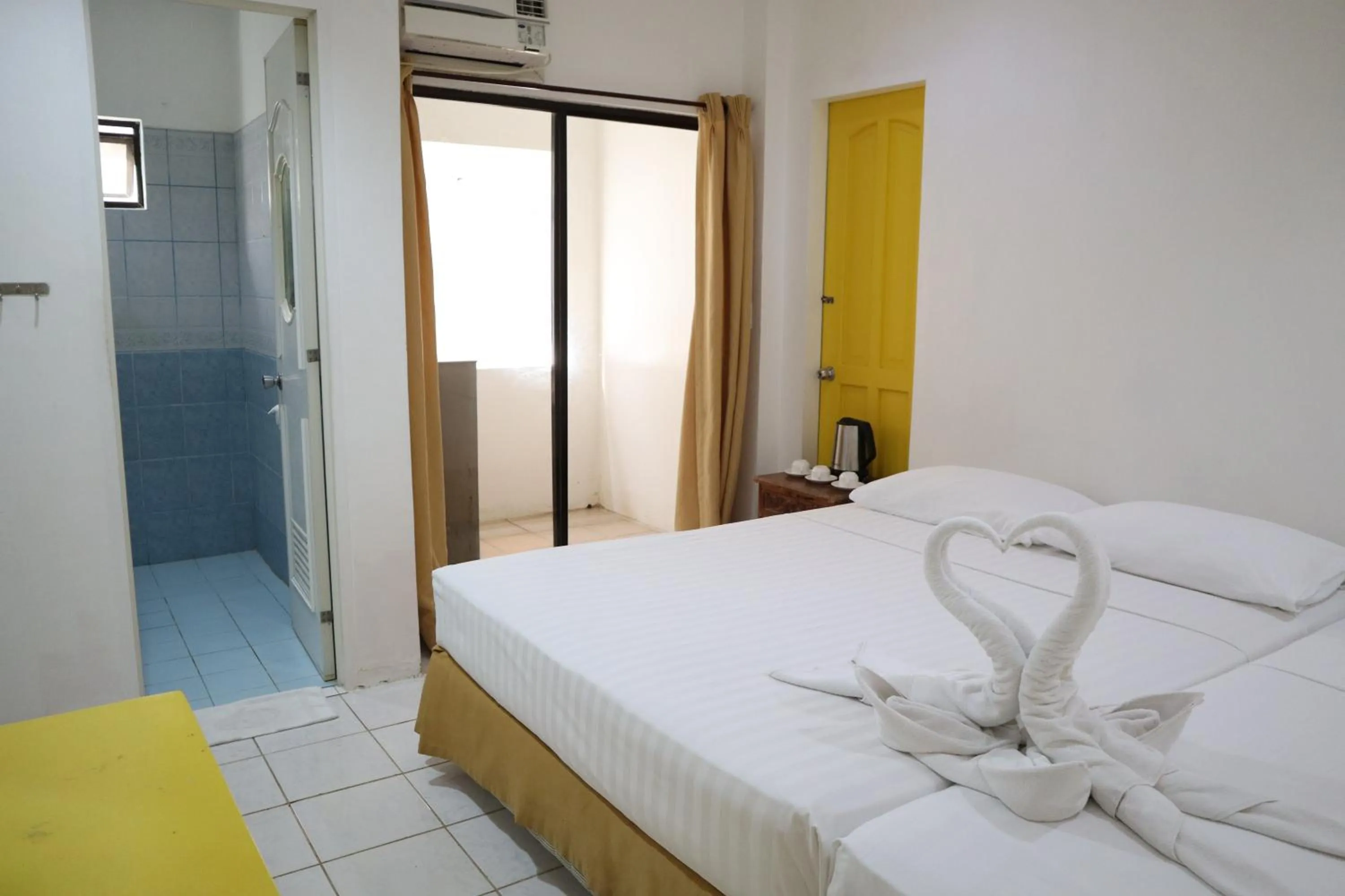 View (from property/room), Bed in Island Inn