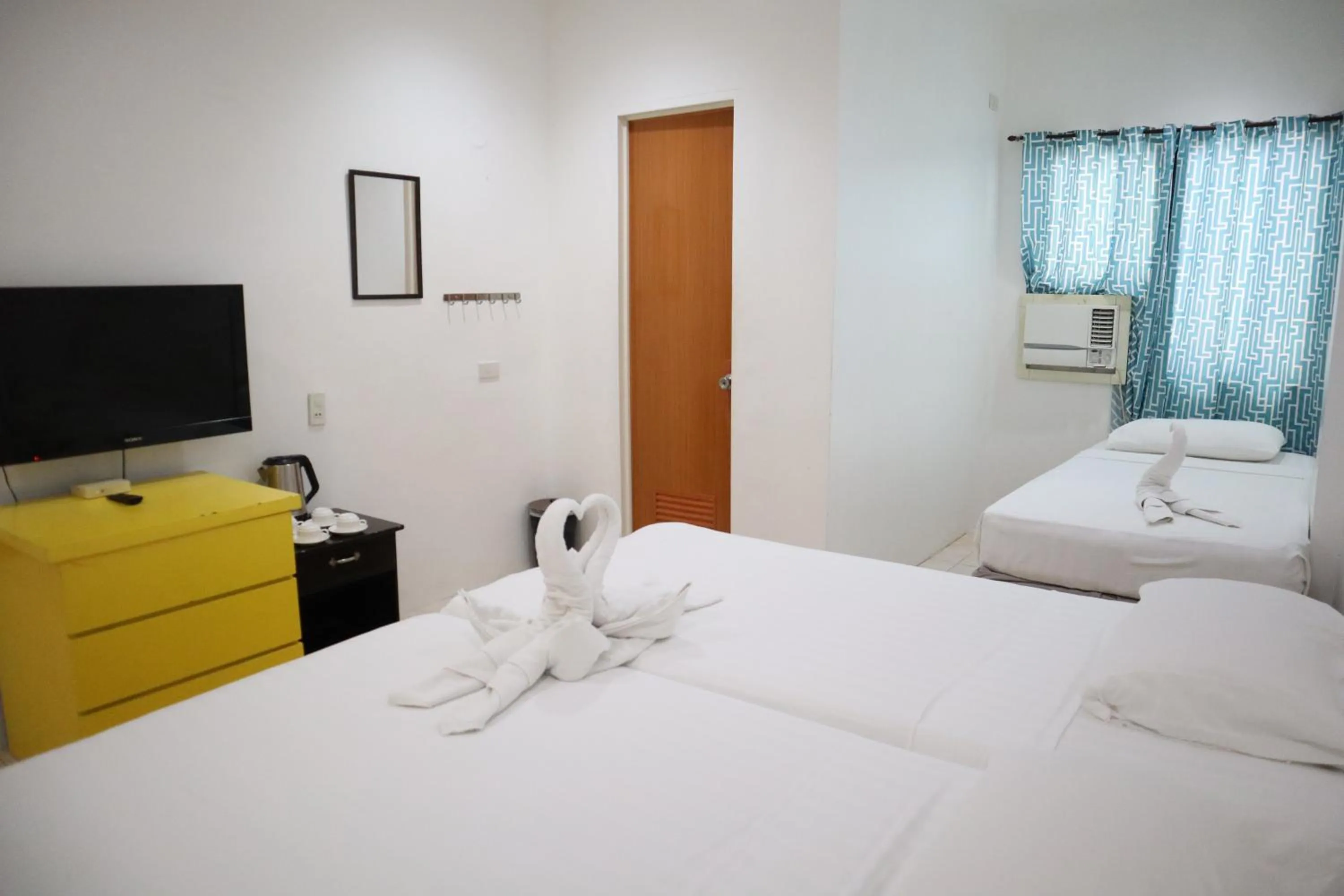 View (from property/room), Bed in Island Inn