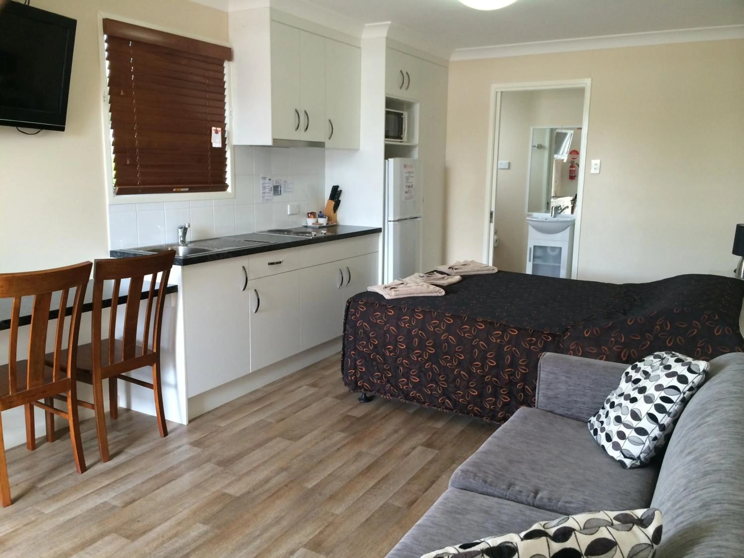 Bedroom in The Gallery Motor Inn