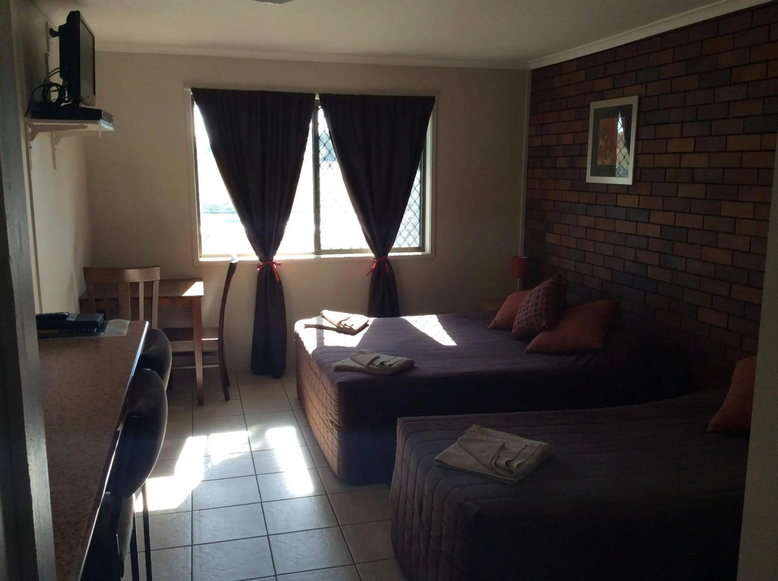 Bed in The Gallery Motor Inn