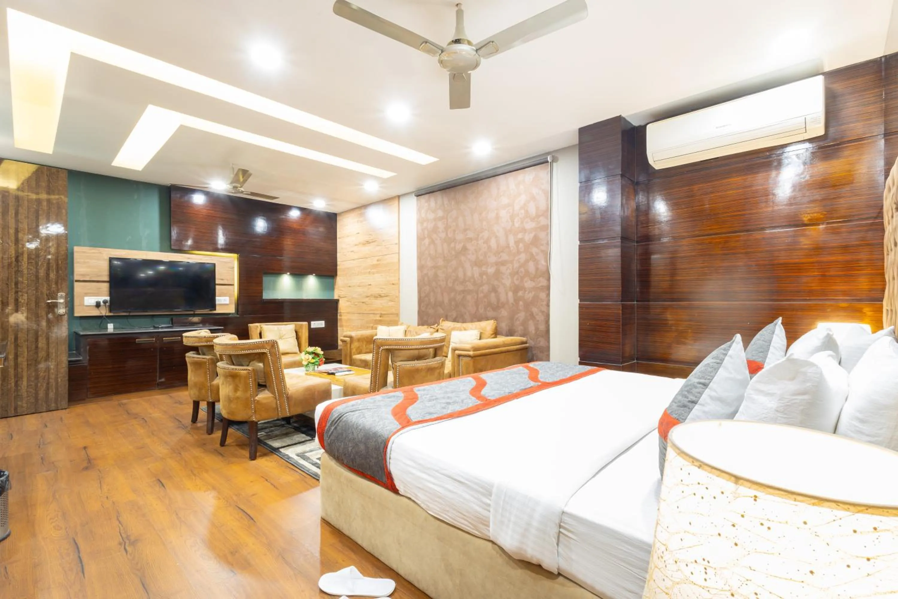 TV and multimedia, Bed in Hotel Gold Souk - Karol Bagh