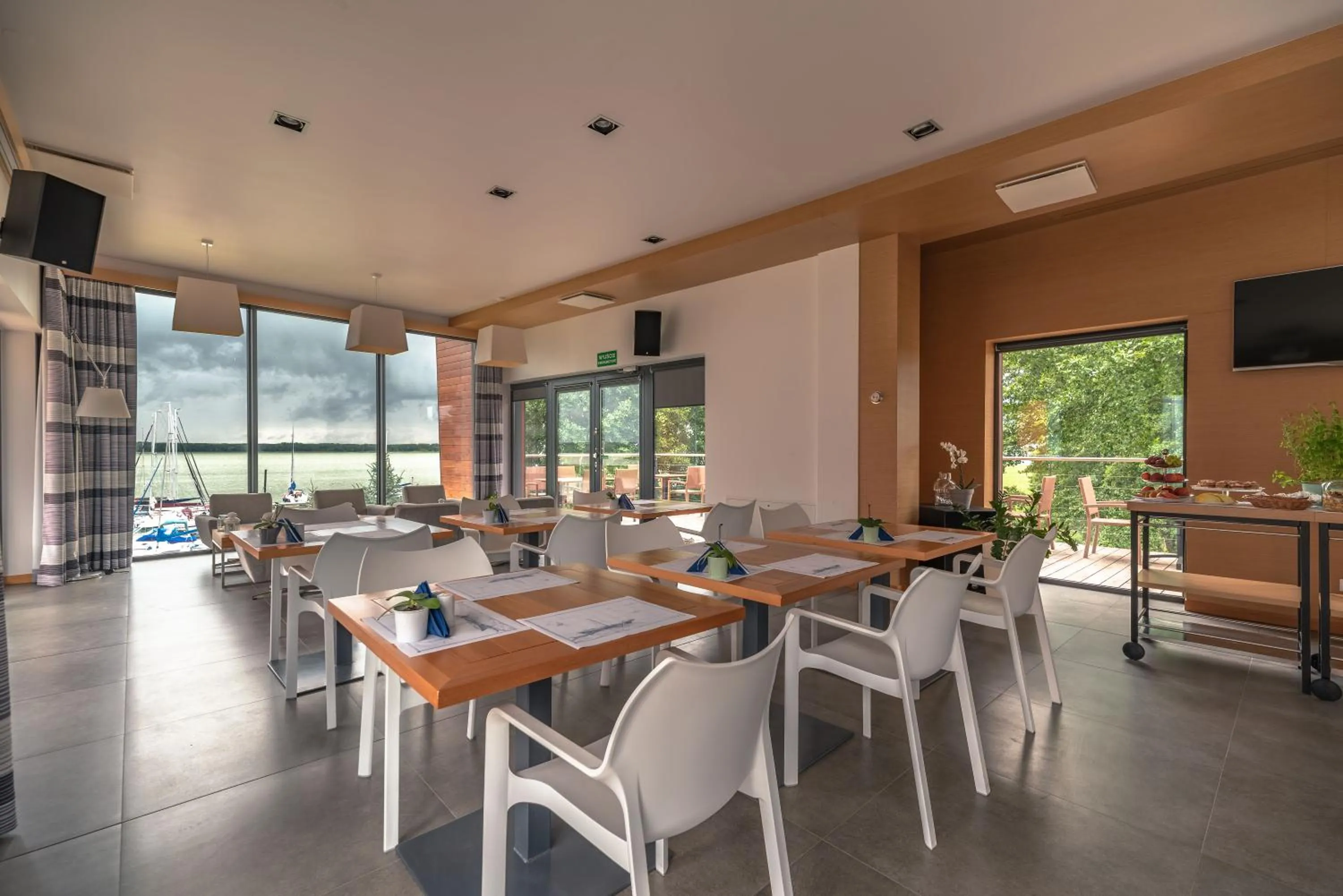 Restaurant/places to eat in Marina Nawigator