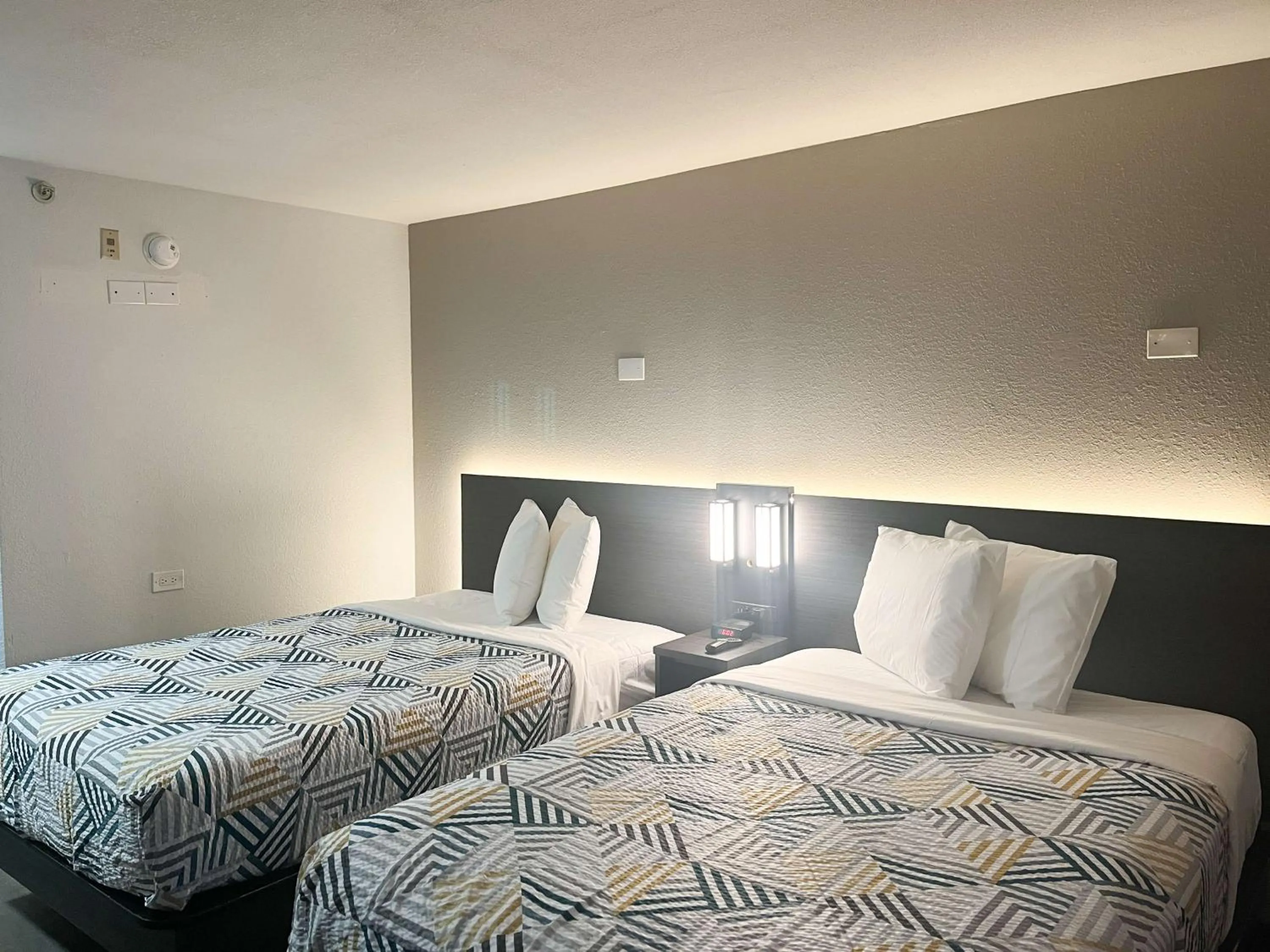 Bedroom, Bed in Studio 6 Augusta, GA