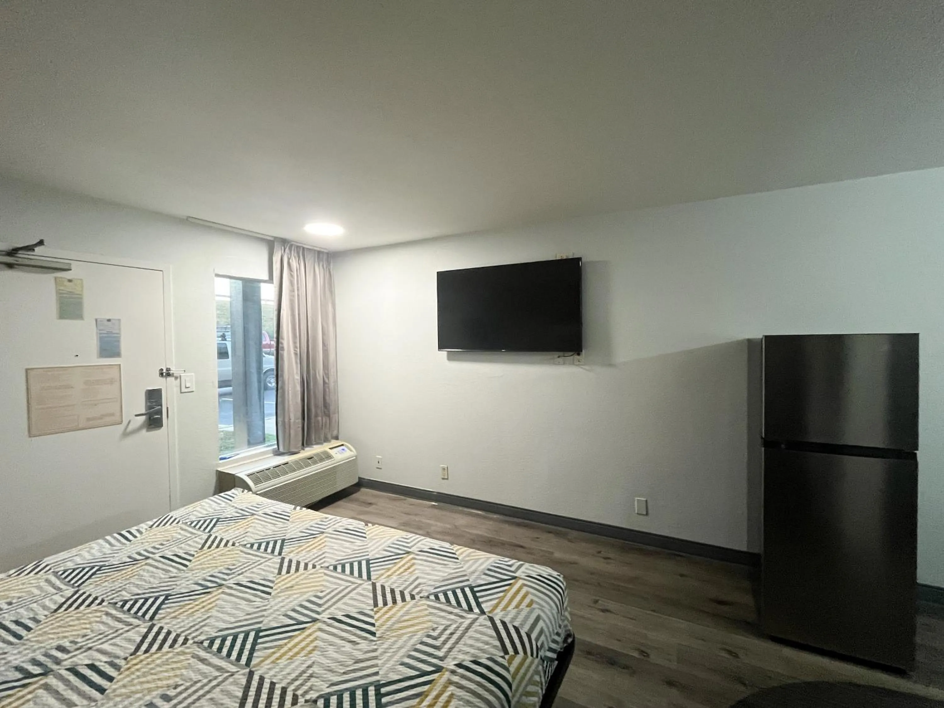 Photo of the whole room, Bed in Studio 6 Augusta, GA