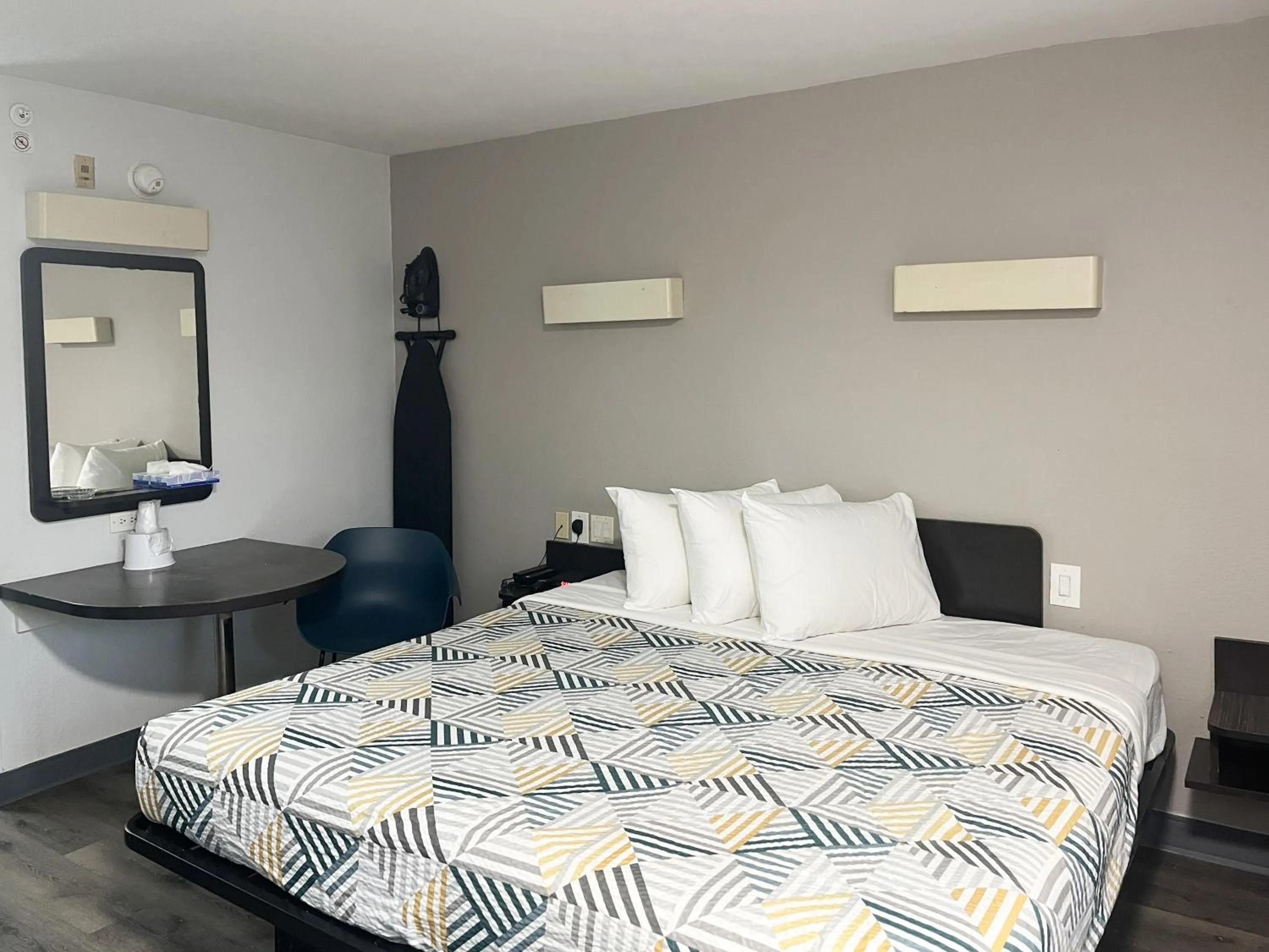 Photo of the whole room, Bed in Studio 6 Augusta, GA