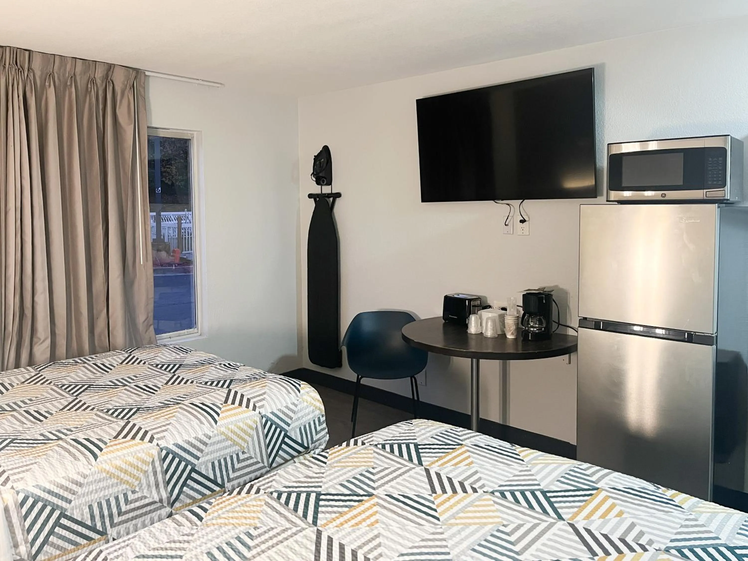 Photo of the whole room, Bed in Studio 6 Augusta, GA