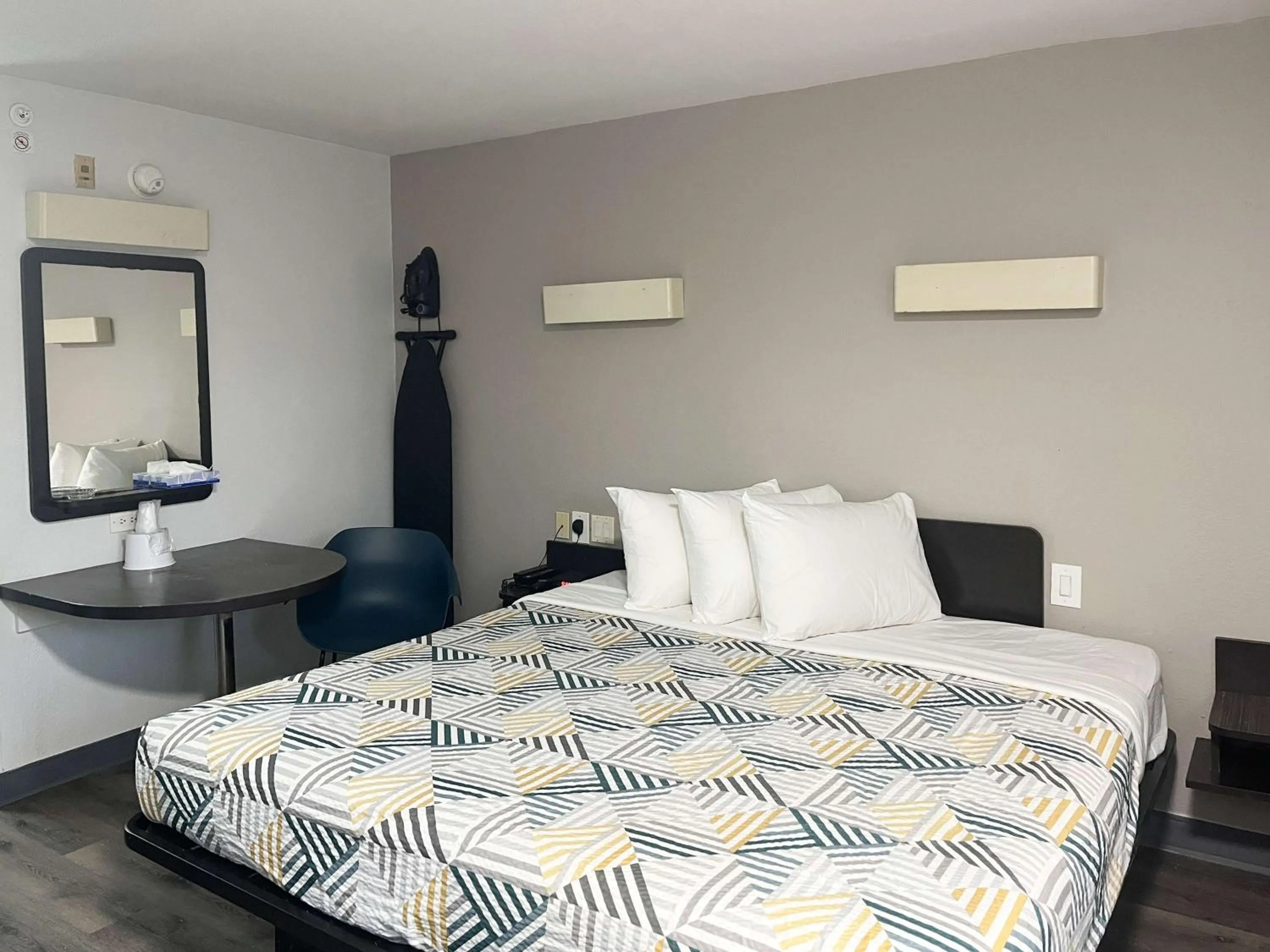 Bedroom, Bed in Studio 6 Augusta, GA