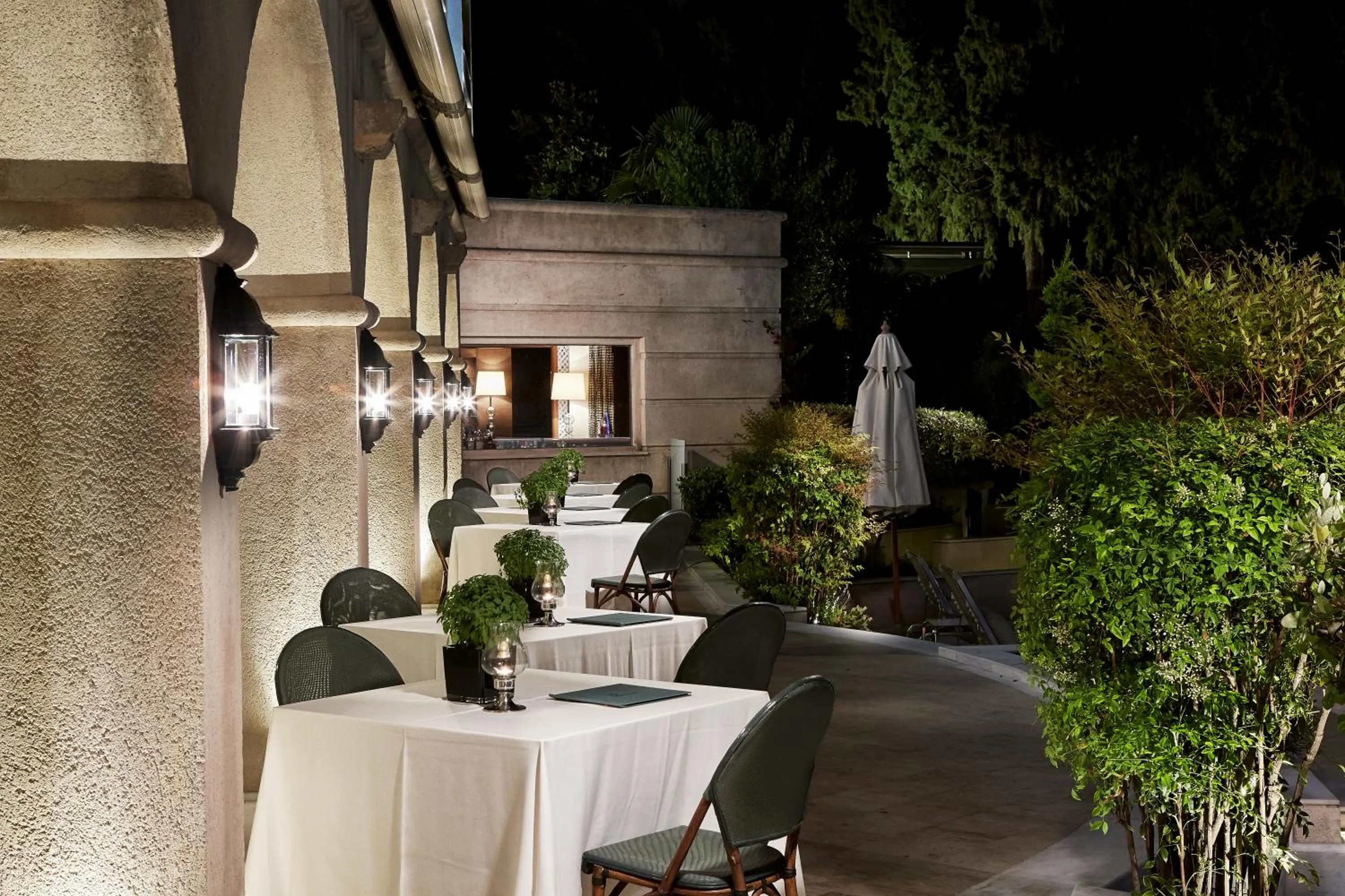 Restaurant/places to eat in Rodos Park