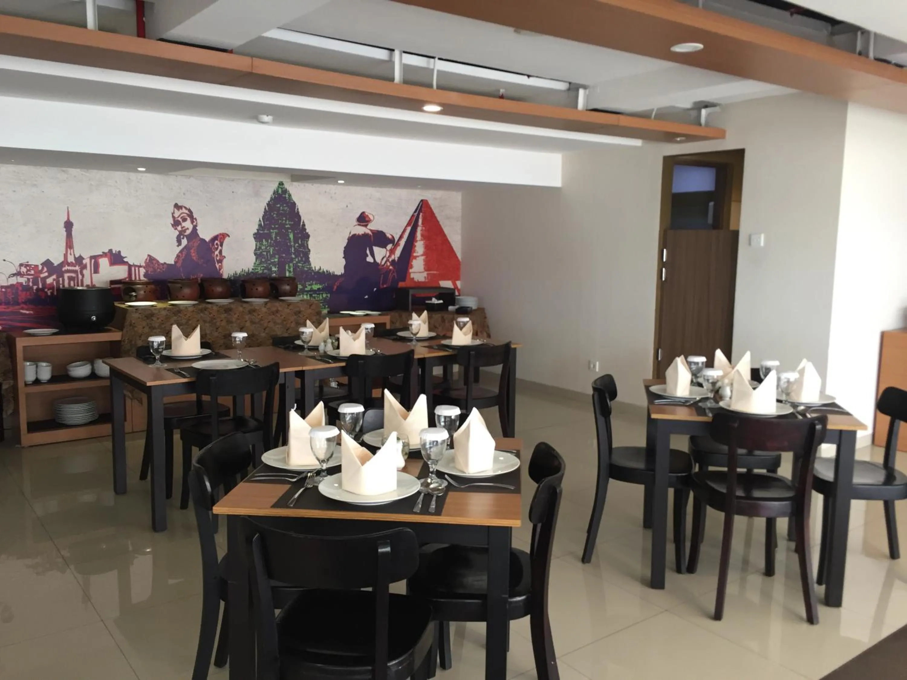 Restaurant/places to eat in Student Park Hotel