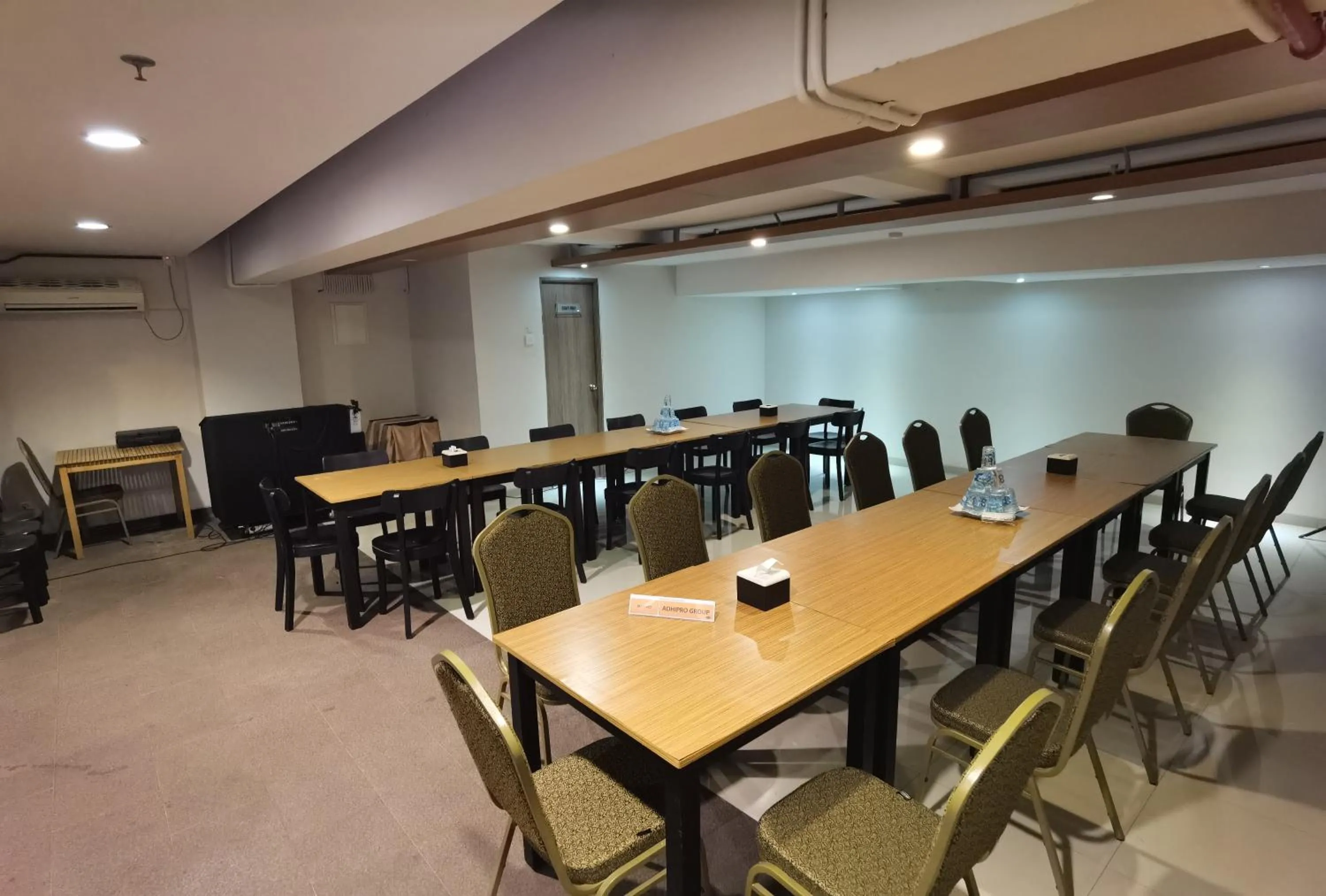 Restaurant/places to eat in Student Park Hotel
