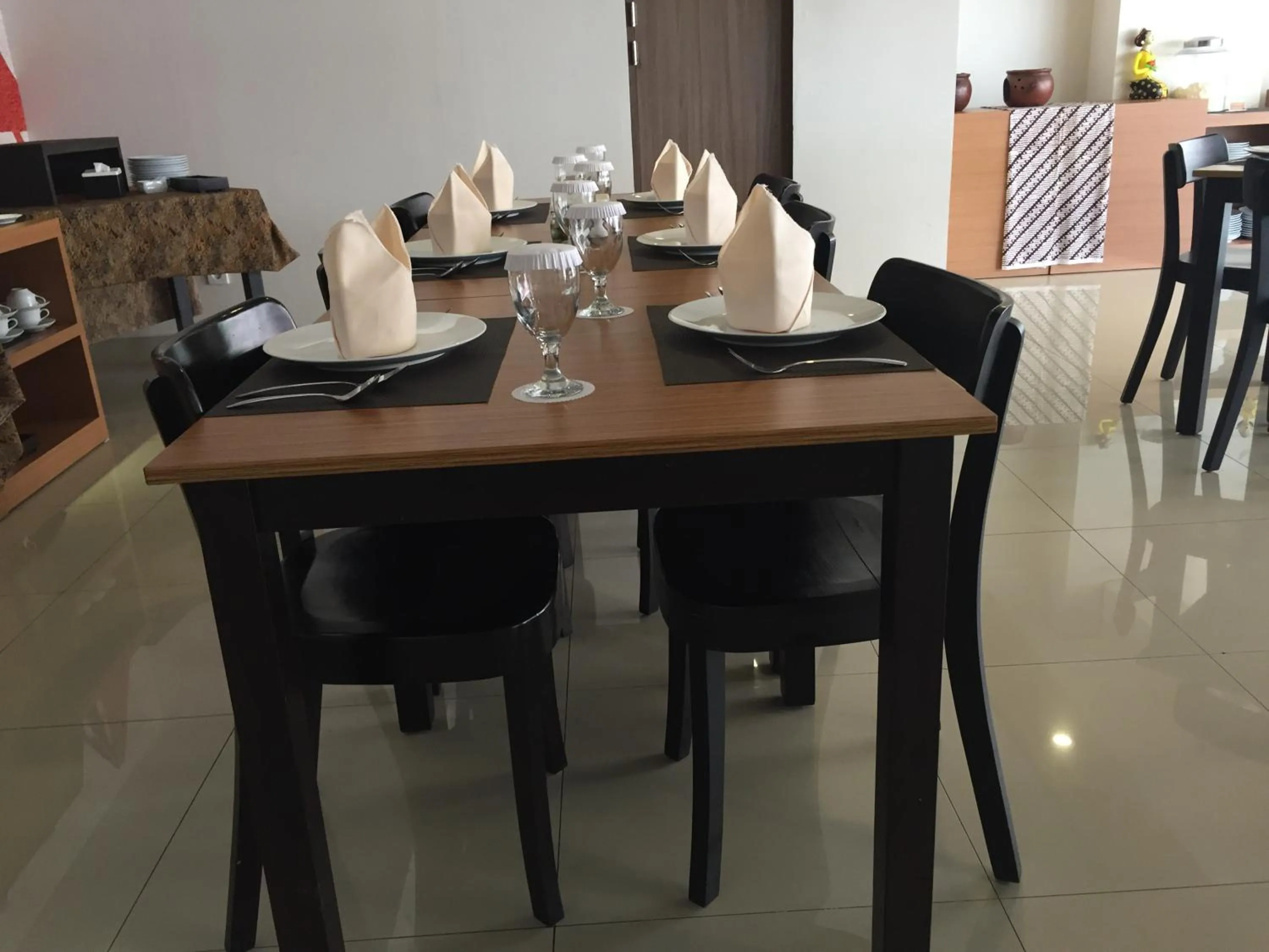 Restaurant/places to eat in Student Park Hotel