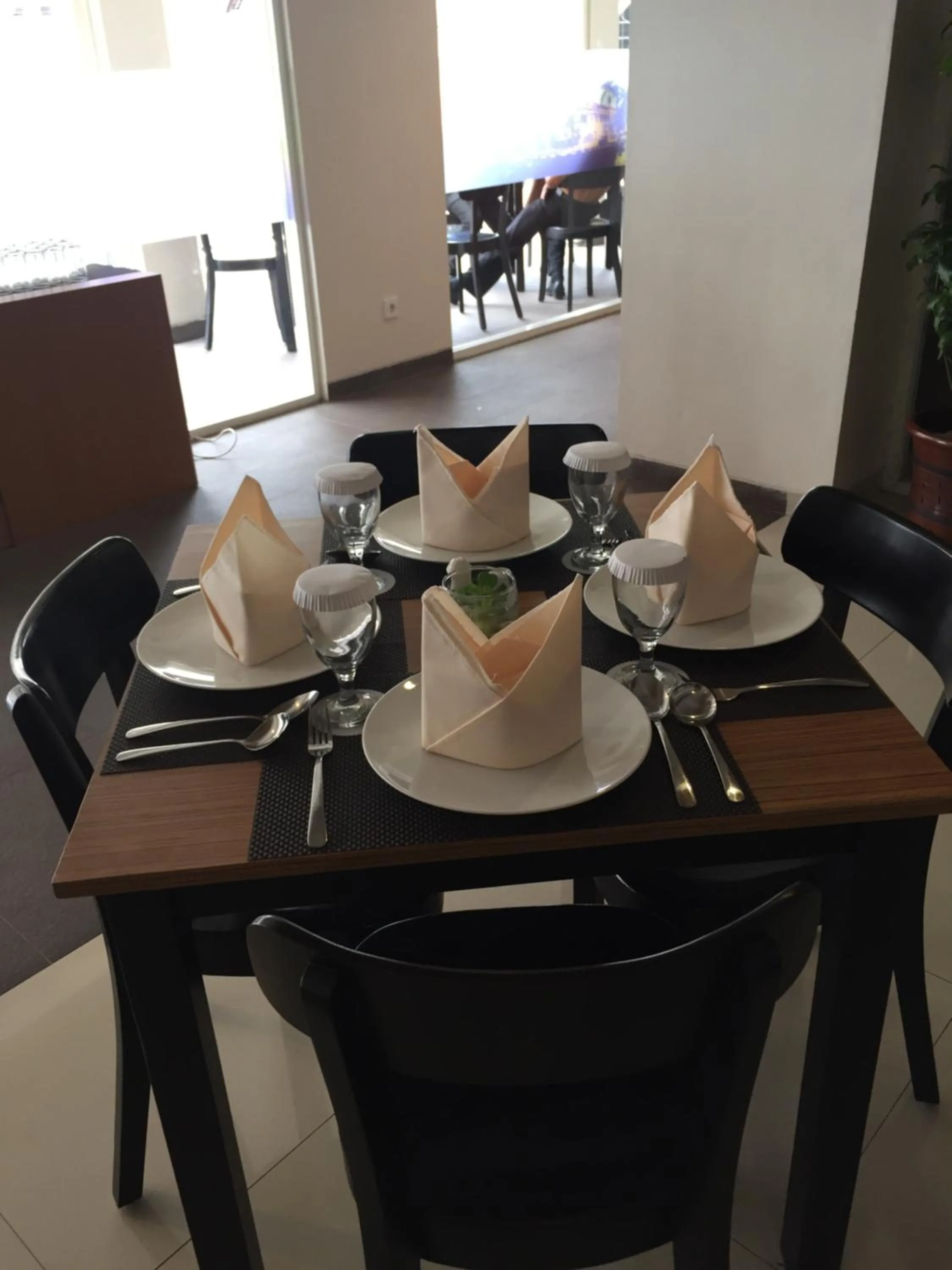 Restaurant/places to eat in Student Park Hotel