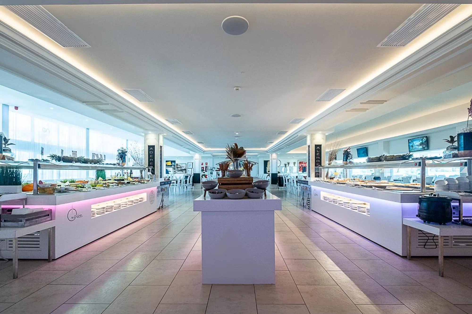 Restaurant/places to eat in ON Hotels Oceanfront Adults Designed