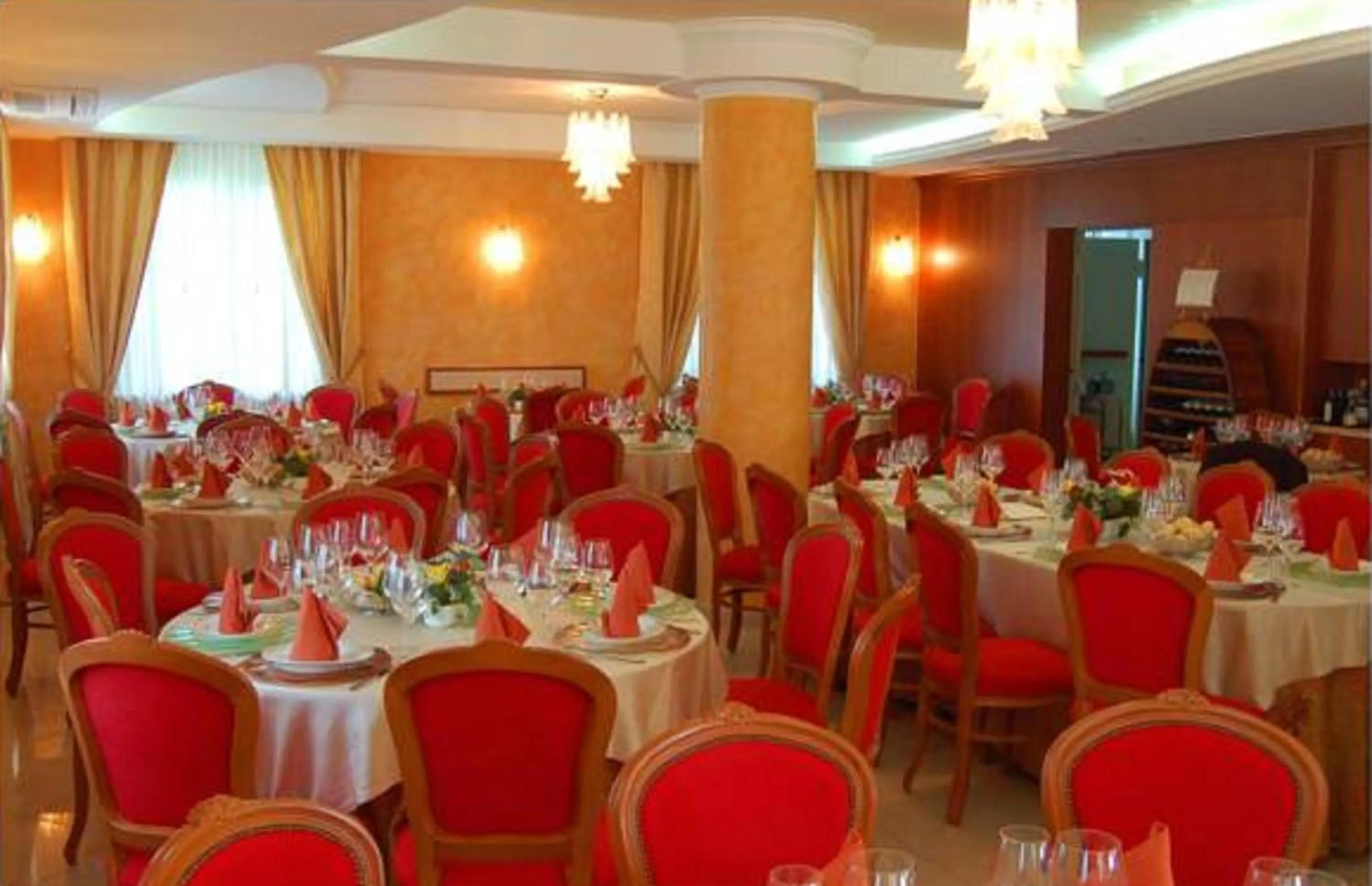 Restaurant/places to eat in Belvedere Hotel Club