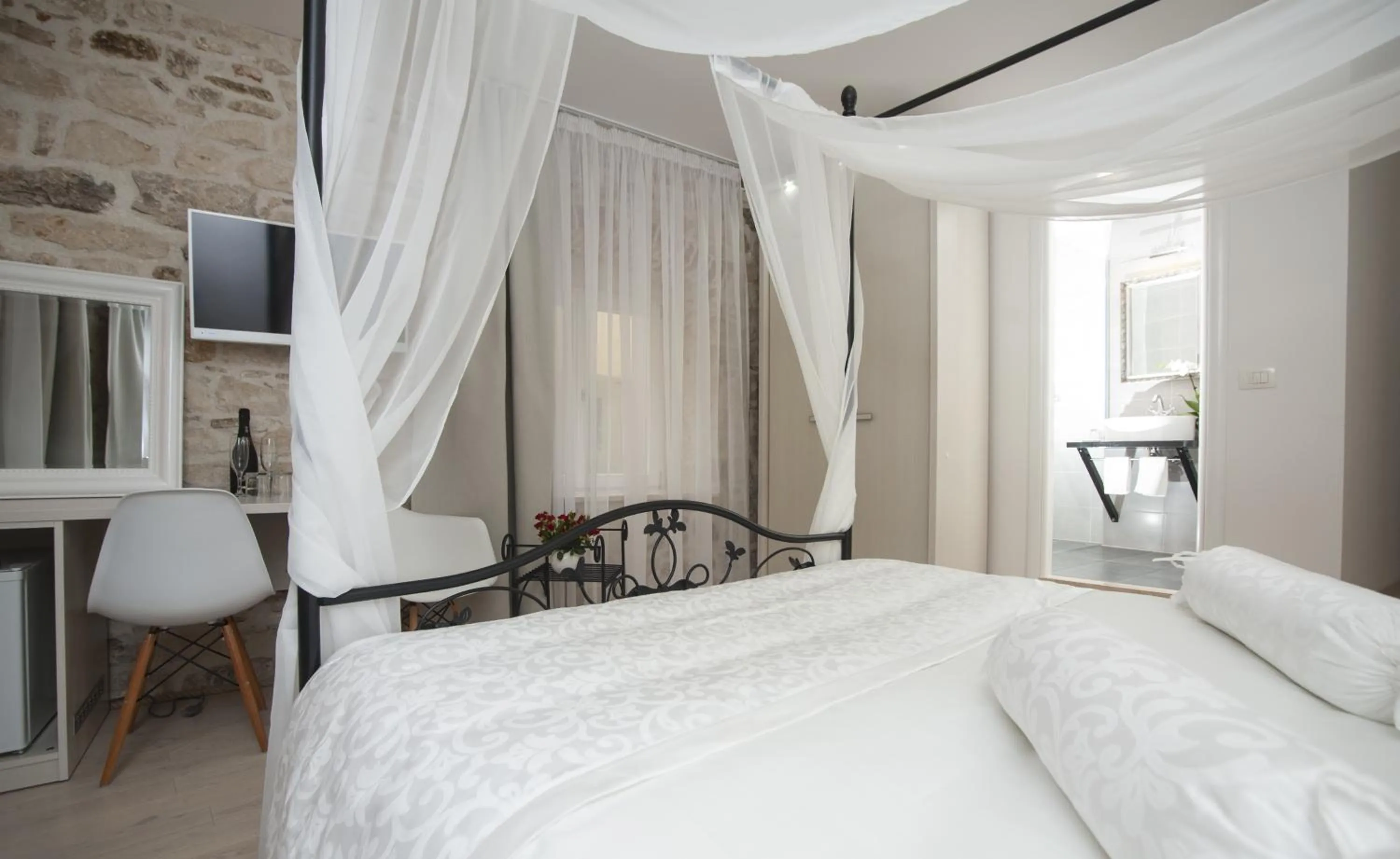 Day, Bed in Palace Tartaglia