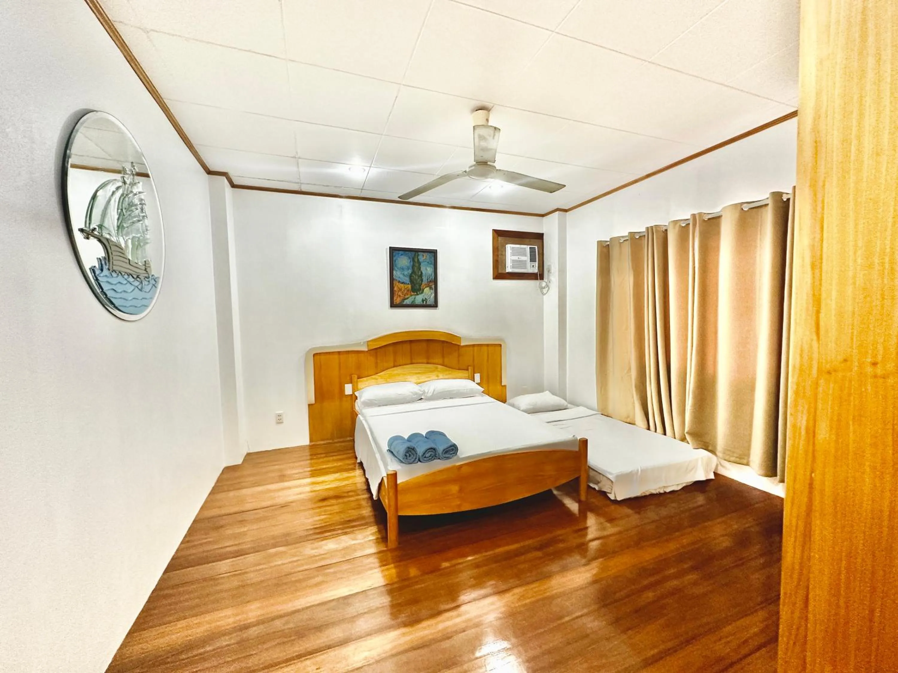 Bedroom, Bed in Bluewaves Hostel & Villa Panagsama by Hiverooms