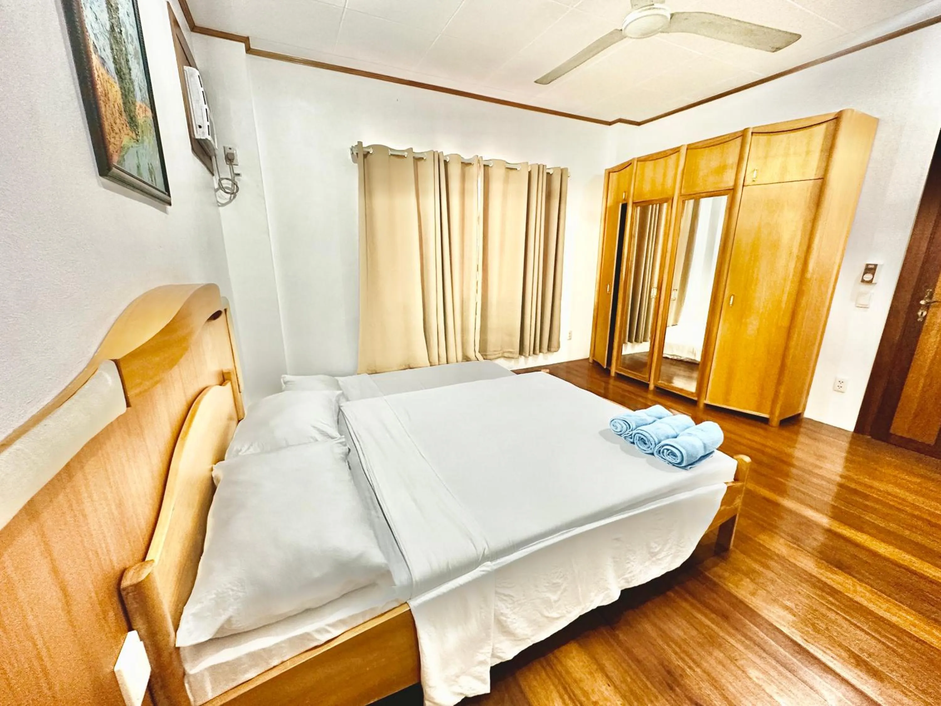 Bedroom, Bed in Bluewaves Hostel & Villa Panagsama by Hiverooms