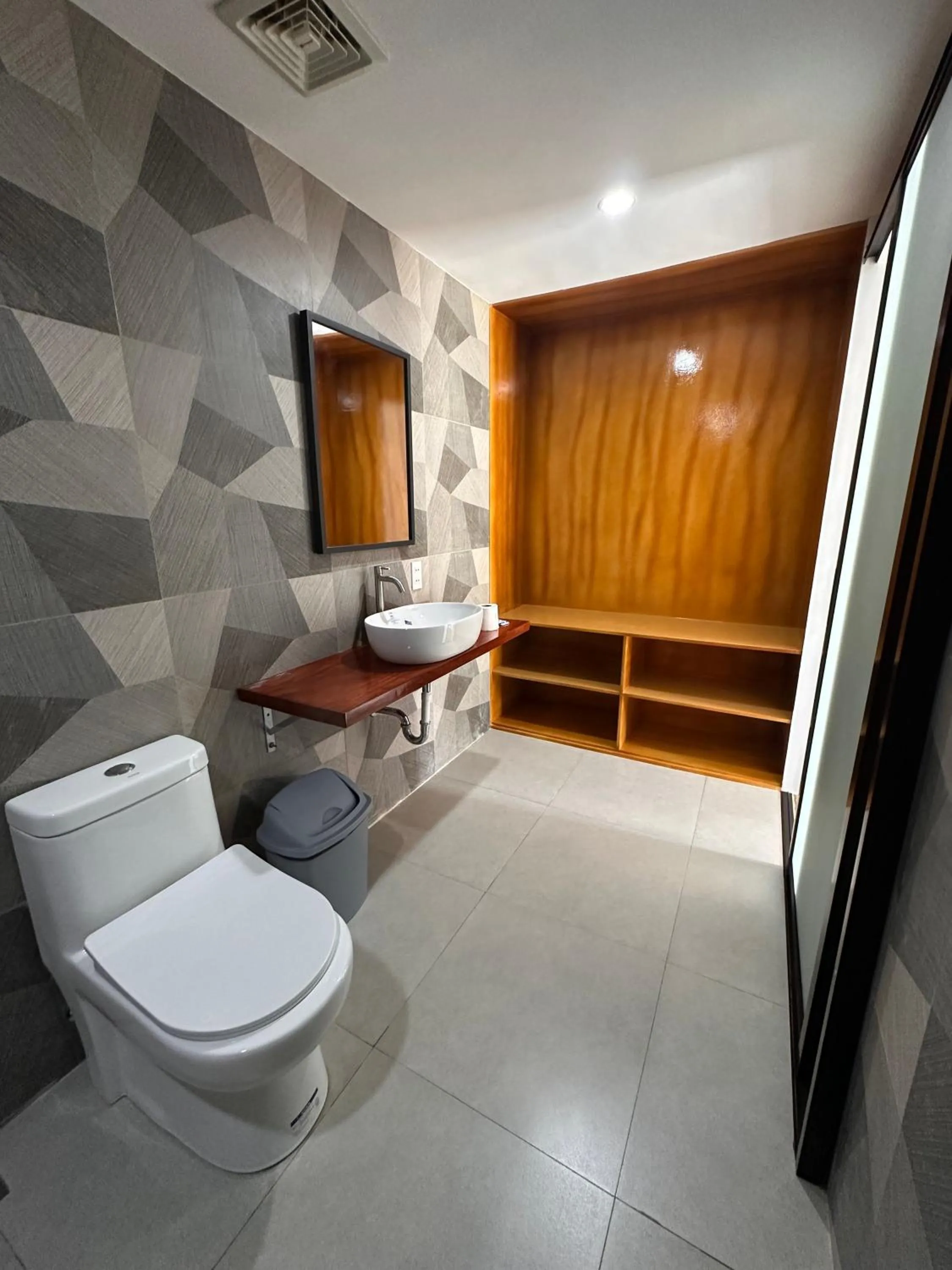 Bathroom in Bluewaves Hostel & Villa Panagsama by Hiverooms