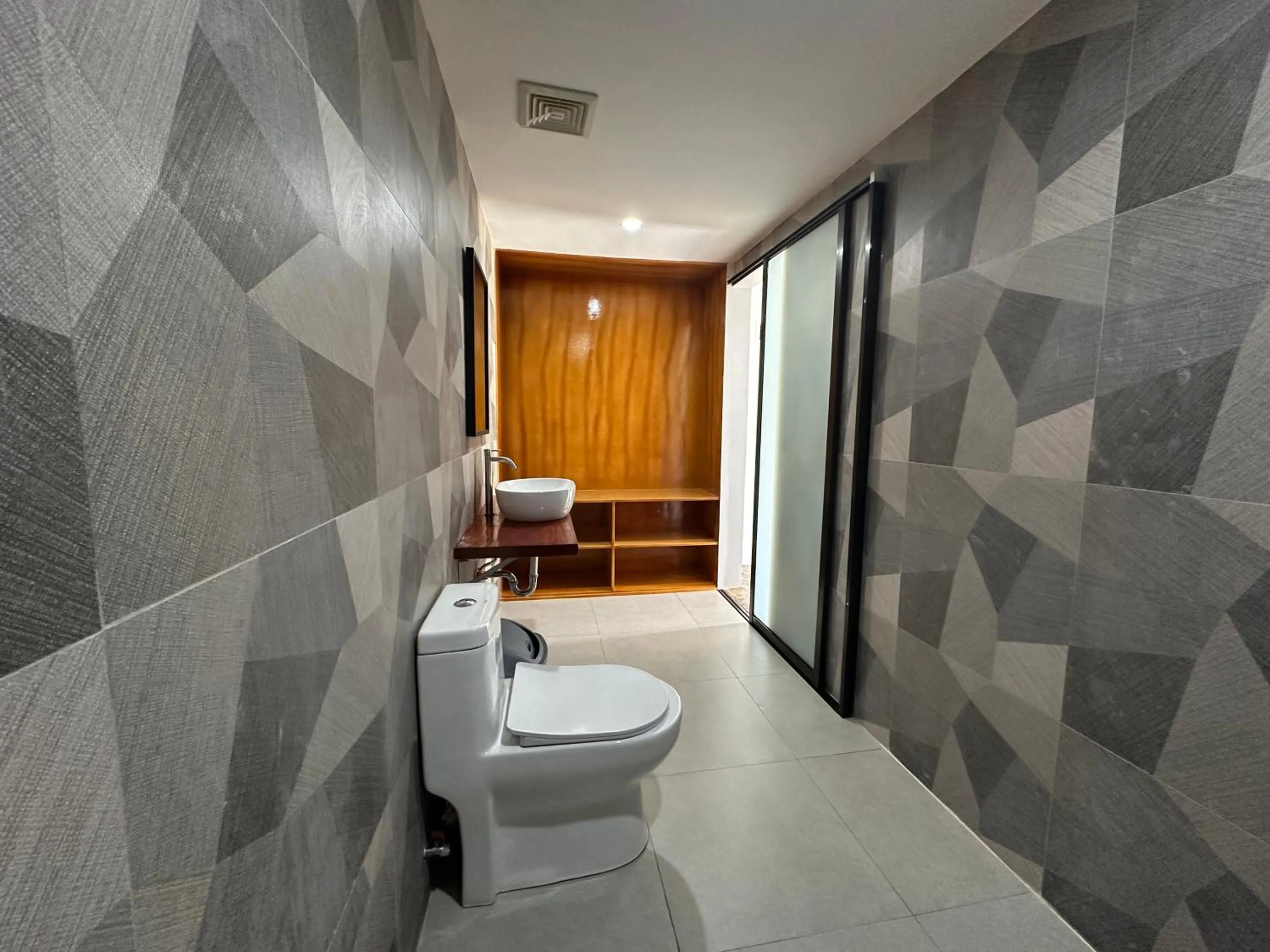 Bathroom in Bluewaves Hostel & Villa Panagsama by Hiverooms