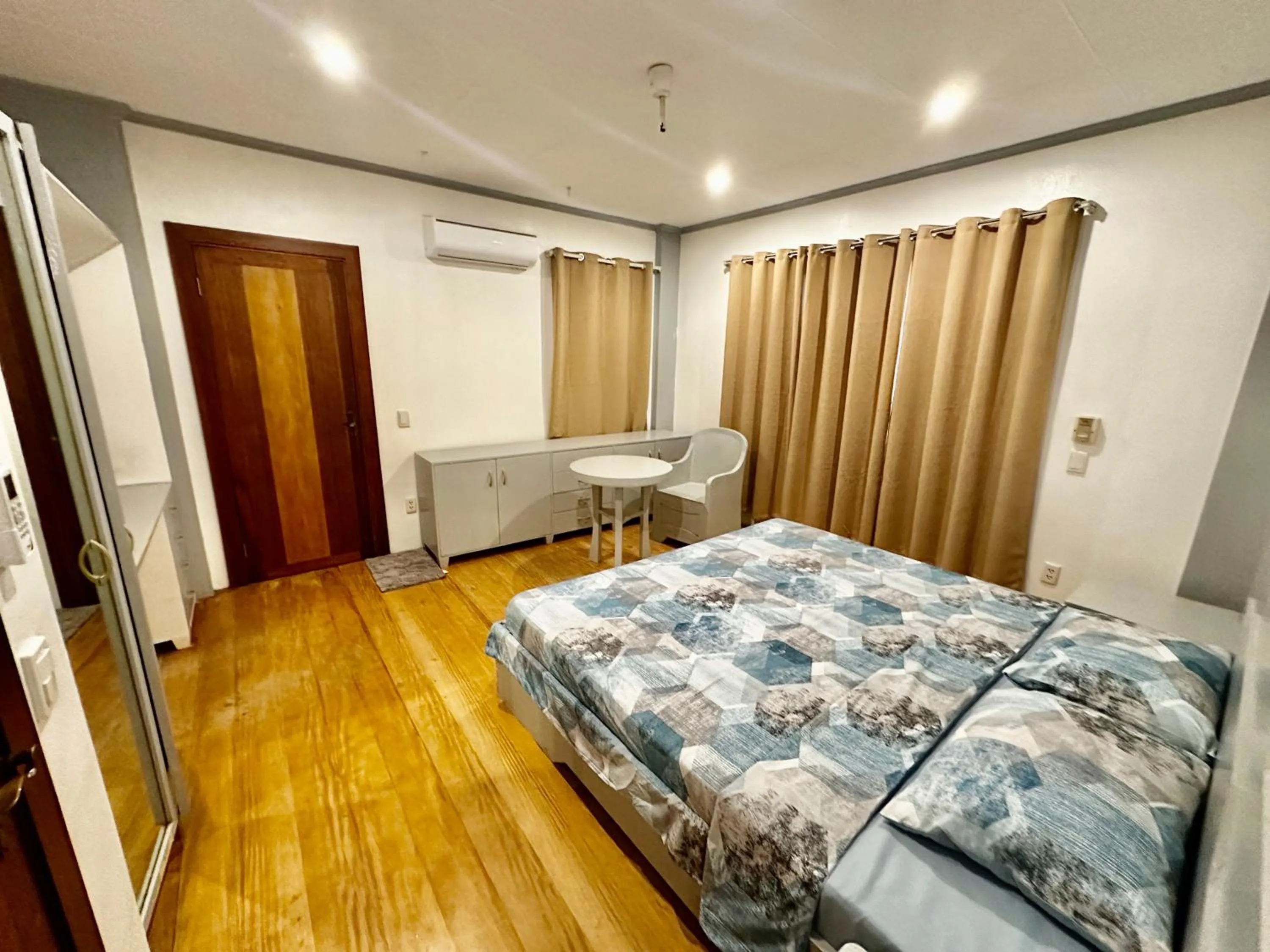 Bedroom, Bed in Bluewaves Hostel & Villa Panagsama by Hiverooms