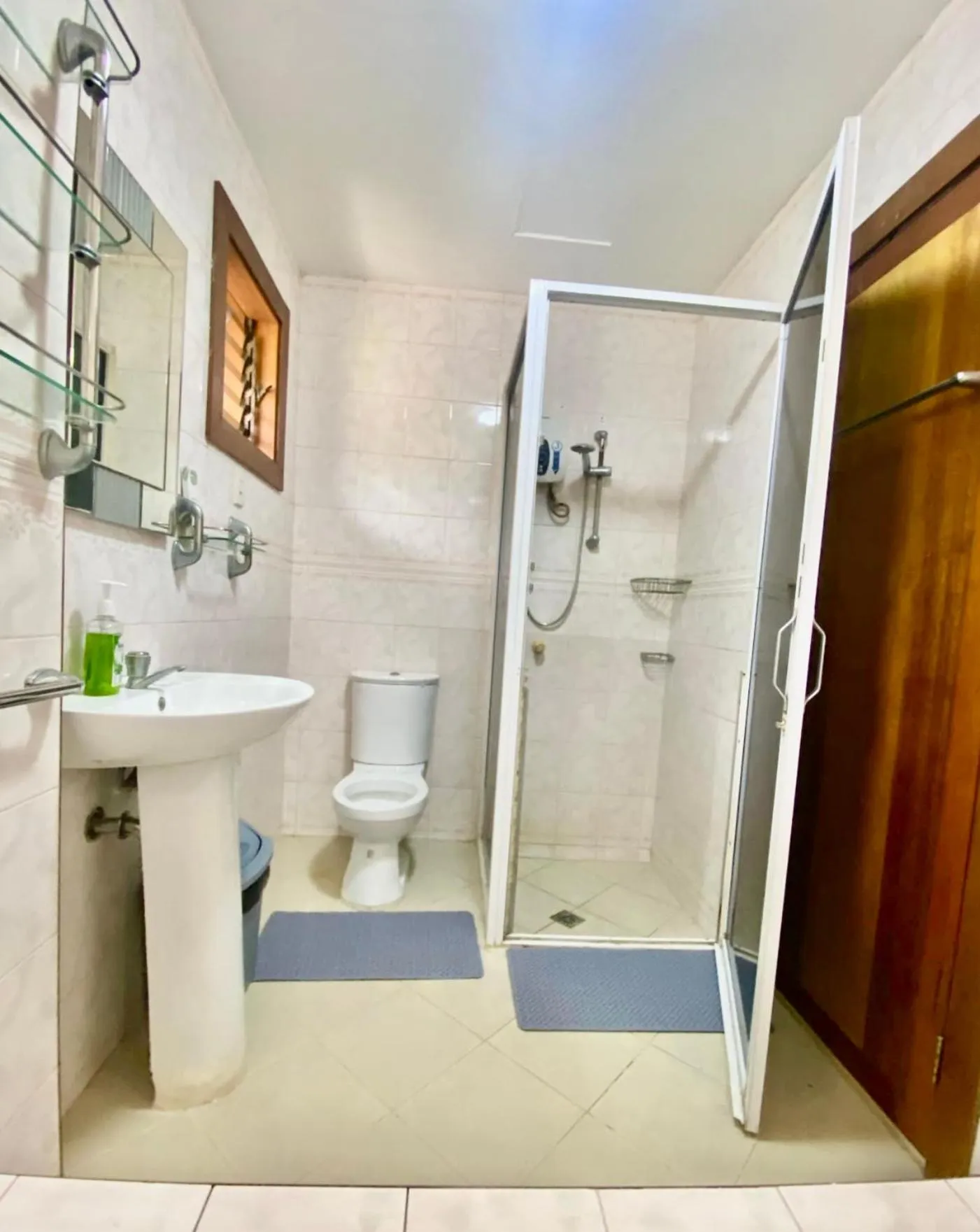 Bathroom in Bluewaves Hostel & Villa Panagsama by Hiverooms