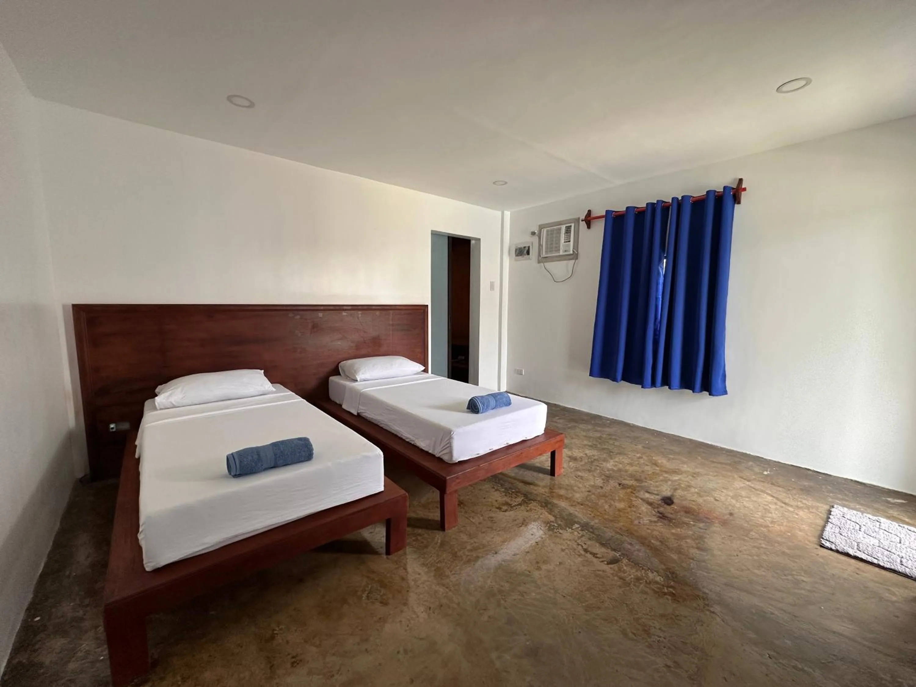Bedroom, Bed in Bluewaves Hostel & Villa Panagsama by Hiverooms