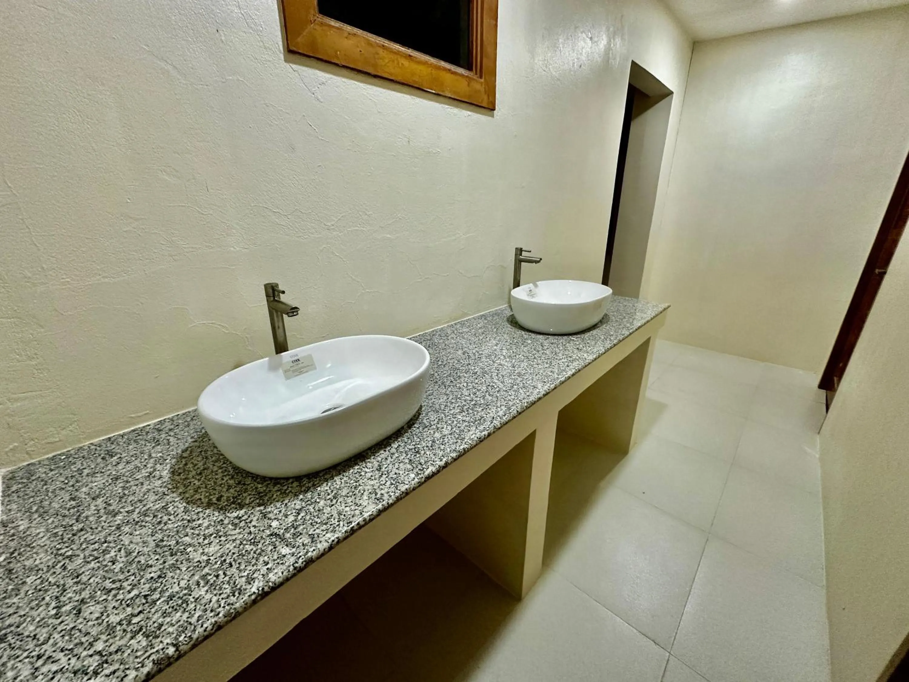 Bathroom in Bluewaves Hostel & Villa Panagsama by Hiverooms