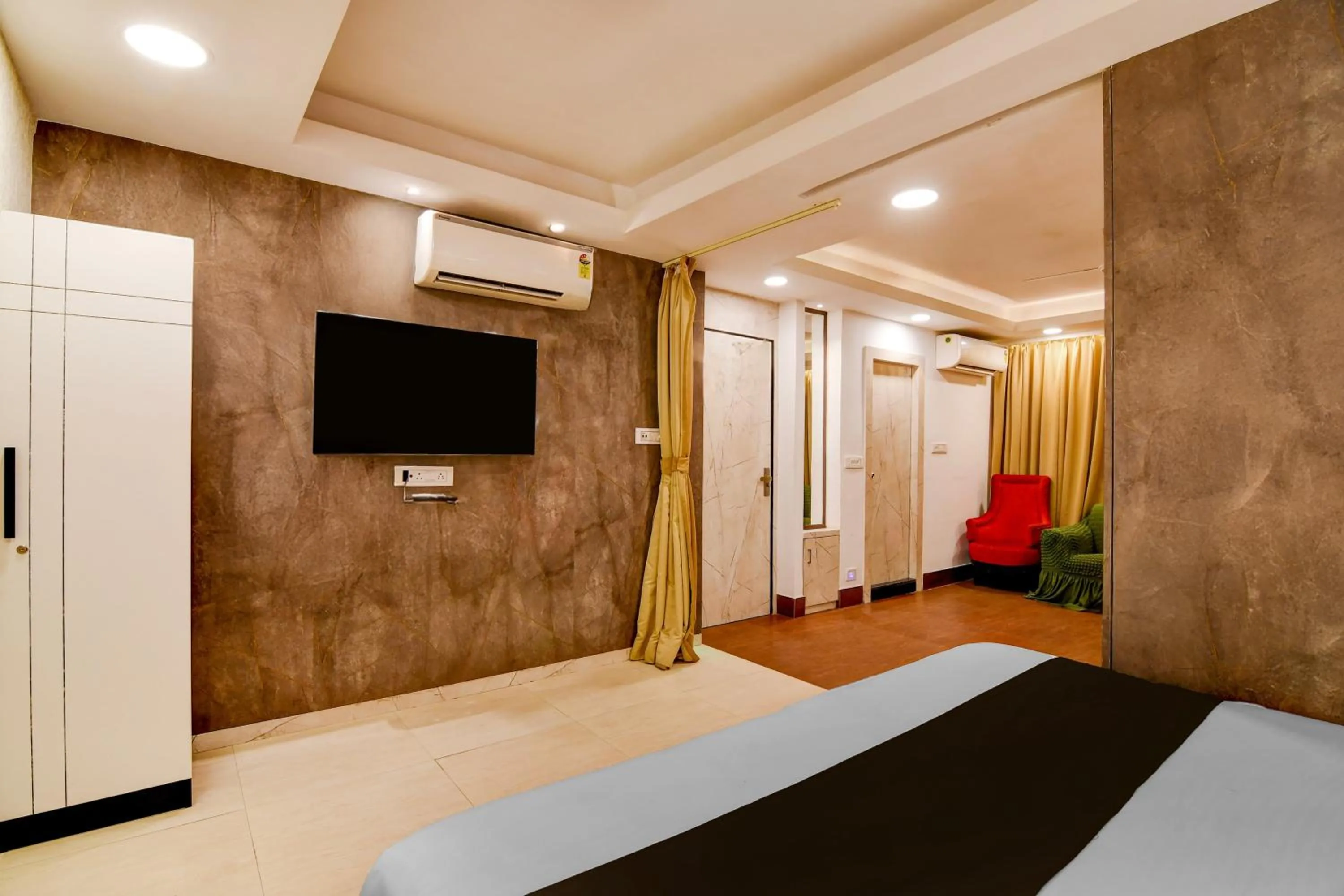 Bedroom, Bed in Super Townhouse Oak Ballygunge Formerly Hotel Lovelock